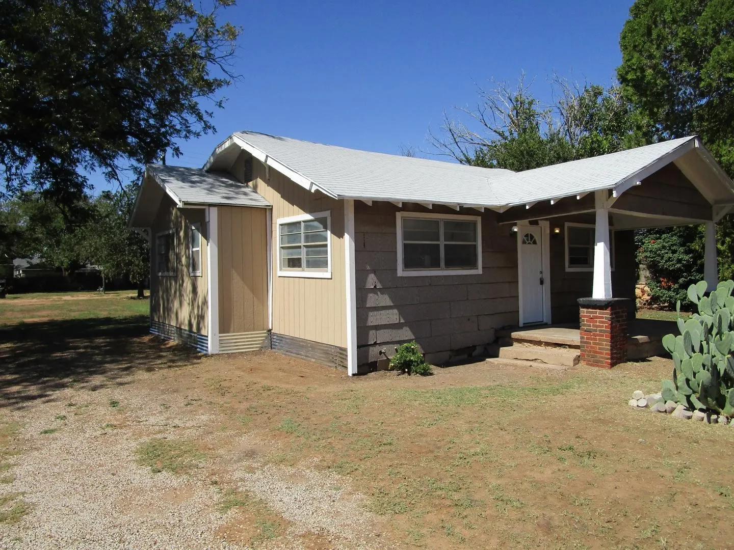 Single Family Residence For Sale in Haskell County , 1205 N Avenue F, Haskell, Texas 79521, 2 Bedroom, 1 Bathroom, Garage spaces, 824 Sqft, built in 1925, mls#21408976, Real Estate Agent in Haskell, Homes For Sale in Haskell county, Homes For Sale in Haskell, Realtor in Haskell Texas, Real Estate Brokerage Independent Realty Texas, Luminita Cordes Realtor
