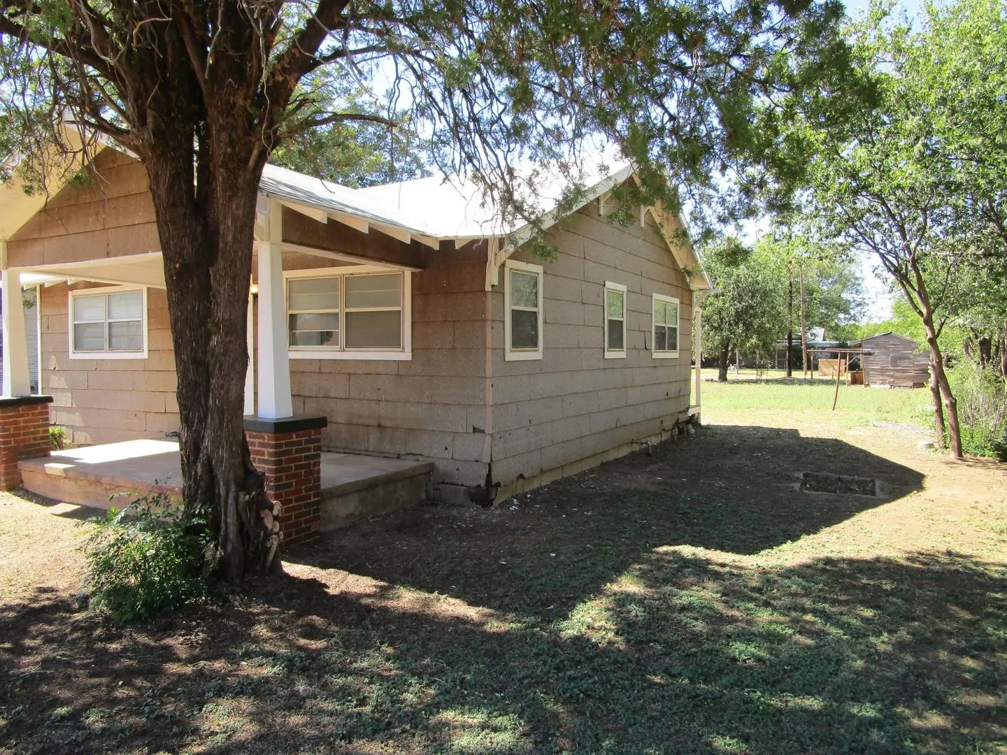 Single Family Residence For Sale in Haskell County , 1205 N Avenue F, Haskell, Texas 79521, 2 Bedroom, 1 Bathroom, Garage spaces, 824 Sqft, built in 1925, mls#21408976, Real Estate Agent in Haskell, Homes For Sale in Haskell county, Homes For Sale in Haskell, Realtor in Haskell Texas, Real Estate Brokerage Independent Realty Texas, Luminita Cordes Realtor