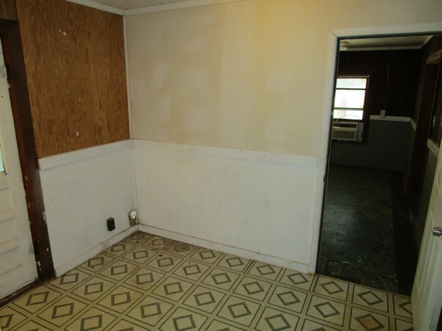 Single Family Residence For Sale in Baylor County , 515 W Mc Lain Street, Seymour, Texas 76380, 3 Bedroom, 1 Bathroom, 1 Garage spaces, 1,270 Sqft, built in 1931, mls#21408978, Real Estate Agent in Seymour, Homes For Sale in Baylor county, Homes For Sale in Seymour, Realtor in Seymour Texas, Real Estate Brokerage Independent Realty Texas, Luminita Cordes Realtor