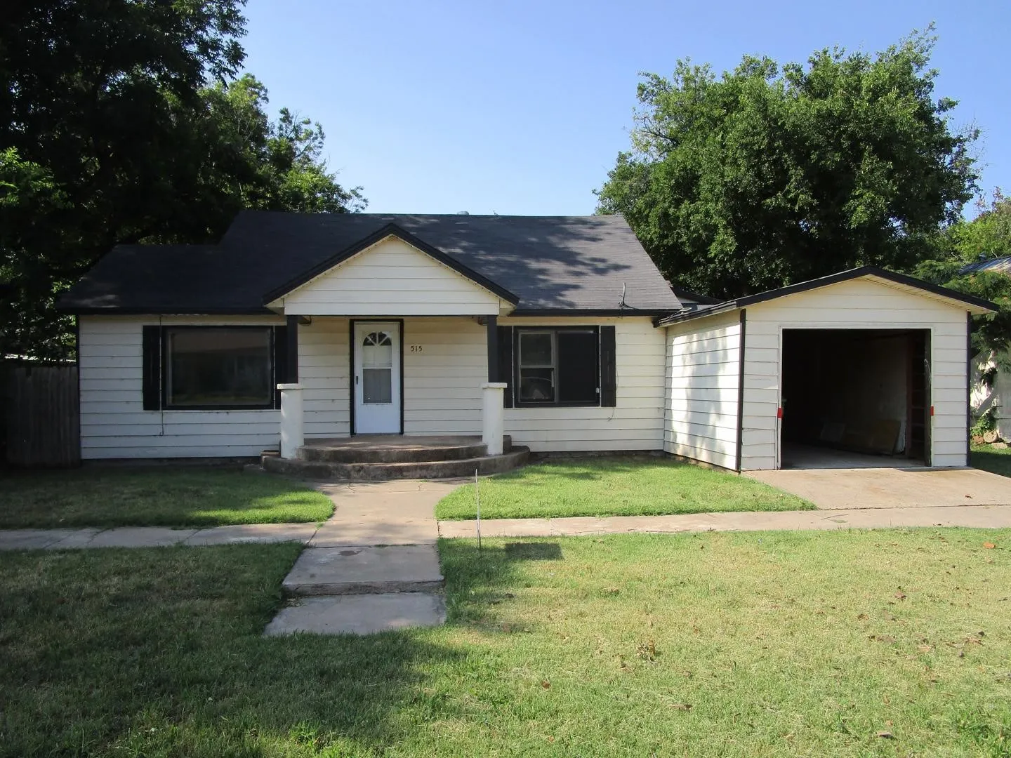 Single Family Residence For Sale in Baylor County , 515 W Mc Lain Street, Seymour, Texas 76380, 3 Bedroom, 1 Bathroom, 1 Garage spaces, 1,270 Sqft, built in 1931, mls#21408978, Real Estate Agent in Seymour, Homes For Sale in Baylor county, Homes For Sale in Seymour, Realtor in Seymour Texas, Real Estate Brokerage Independent Realty Texas, Luminita Cordes Realtor