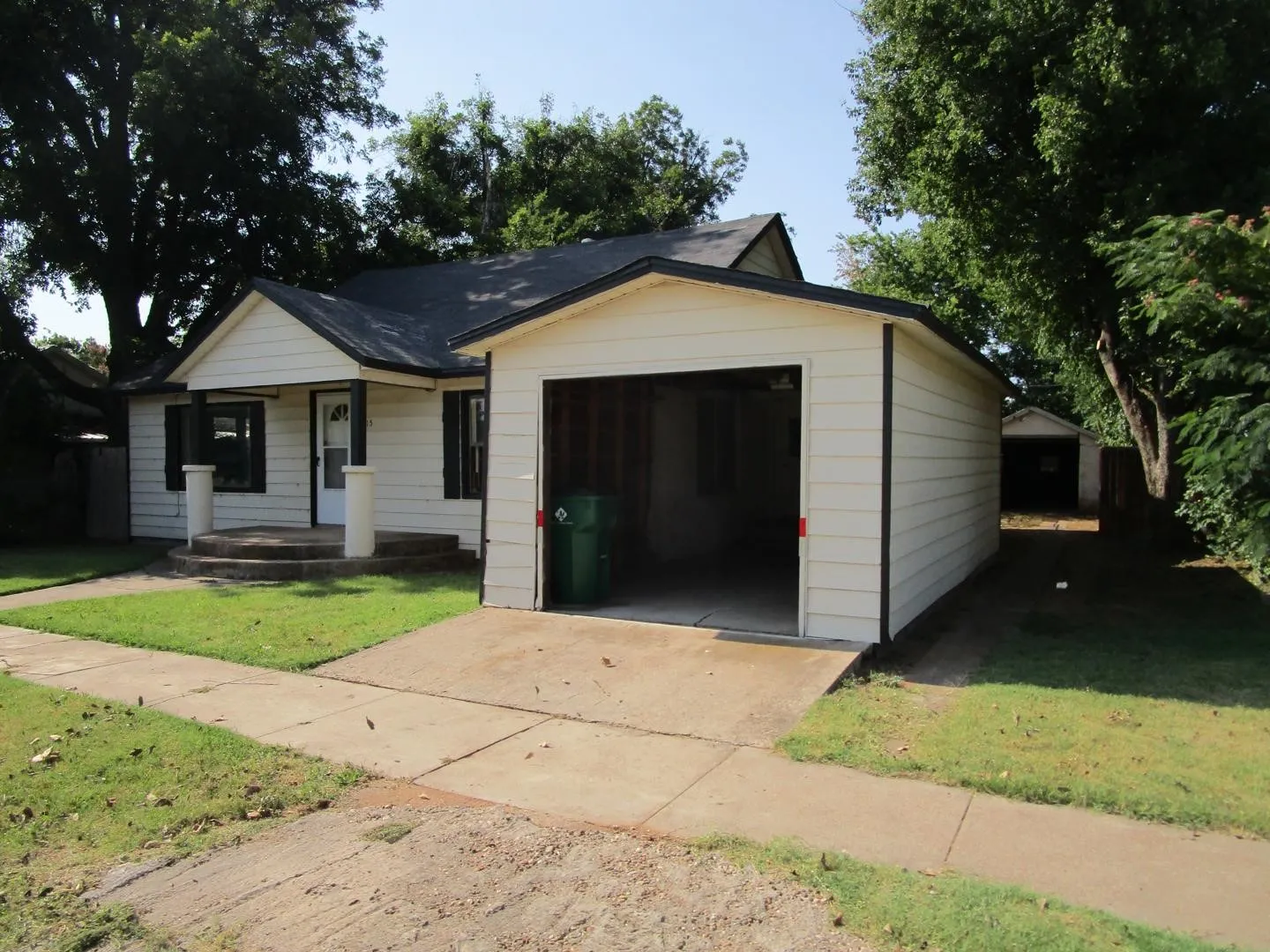 Single Family Residence For Sale in Baylor County , 515 W Mc Lain Street, Seymour, Texas 76380, 3 Bedroom, 1 Bathroom, 1 Garage spaces, 1,270 Sqft, built in 1931, mls#21408978, Real Estate Agent in Seymour, Homes For Sale in Baylor county, Homes For Sale in Seymour, Realtor in Seymour Texas, Real Estate Brokerage Independent Realty Texas, Luminita Cordes Realtor