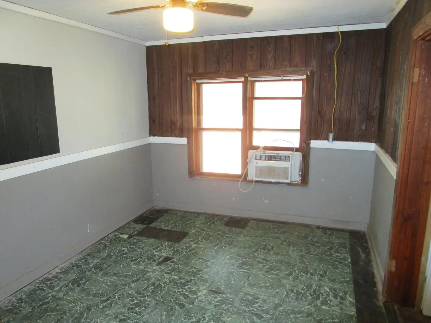 Single Family Residence For Sale in Baylor County , 515 W Mc Lain Street, Seymour, Texas 76380, 3 Bedroom, 1 Bathroom, 1 Garage spaces, 1,270 Sqft, built in 1931, mls#21408978, Real Estate Agent in Seymour, Homes For Sale in Baylor county, Homes For Sale in Seymour, Realtor in Seymour Texas, Real Estate Brokerage Independent Realty Texas, Luminita Cordes Realtor