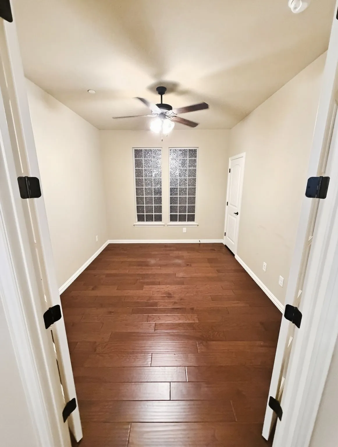 Condominium For Sale in Tarrant County , 298 Tulip Way 55, Keller, Texas 76248, 2 Bedroom, 2 Bathroom, 2 Garage spaces, 1,801 Sqft, built in 2013, mls#21402972, Real Estate Agent in Keller, Homes For Sale in Tarrant county, Homes For Sale in Keller, Realtor in Keller Texas, Real Estate Brokerage Independent Realty Texas, Luminita Cordes Realtor