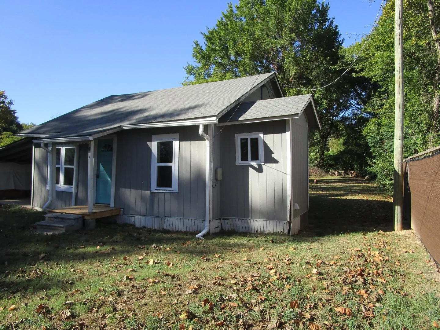 Single Family Residence For Sale in Bowie County , 126 NW Beck Street, De Kalb, Texas 75559, 2 Bedroom, 1 Bathroom, Garage spaces, 690 Sqft, built in 1940, mls#21408986, Real Estate Agent in De Kalb, Homes For Sale in Bowie county, Homes For Sale in De Kalb, Realtor in De Kalb Texas, Real Estate Brokerage Independent Realty Texas, Luminita Cordes Realtor