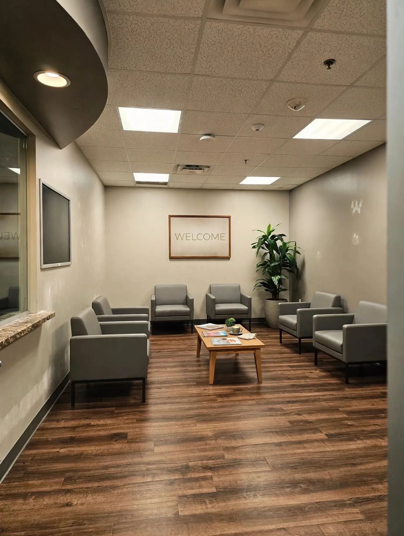 Wood-finish flooring with a textured ceiling