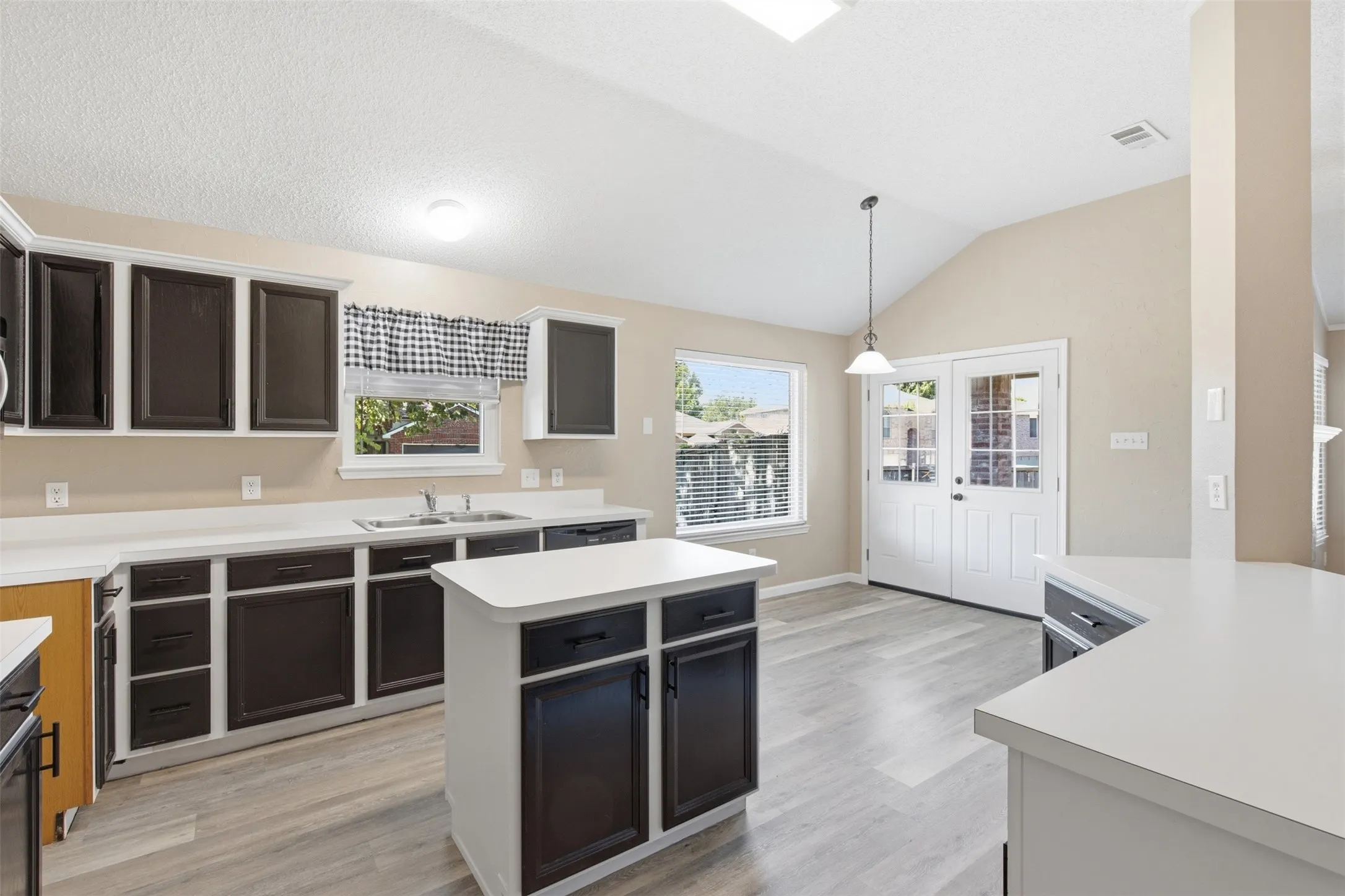 LARGE OPEN KITCHEN