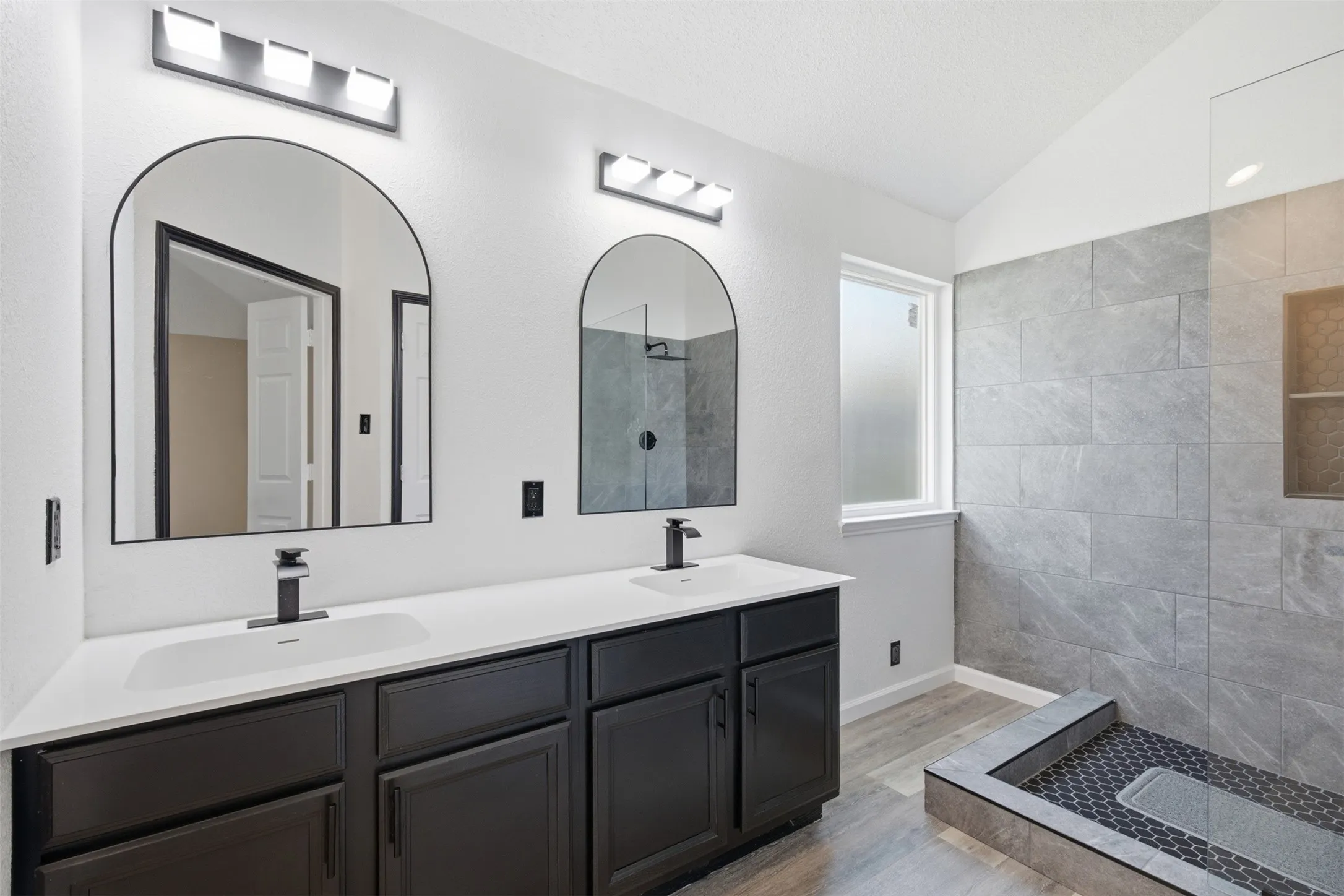 DUAL SINKS IN PRIMARY BATH