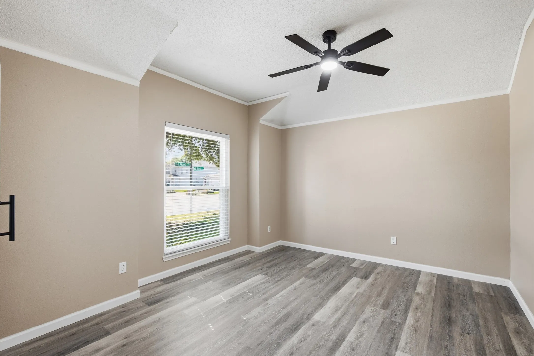 FLEX SPACE CAN BE OFFICE, EXTRA LIV OR DINING OR GAME ROOM