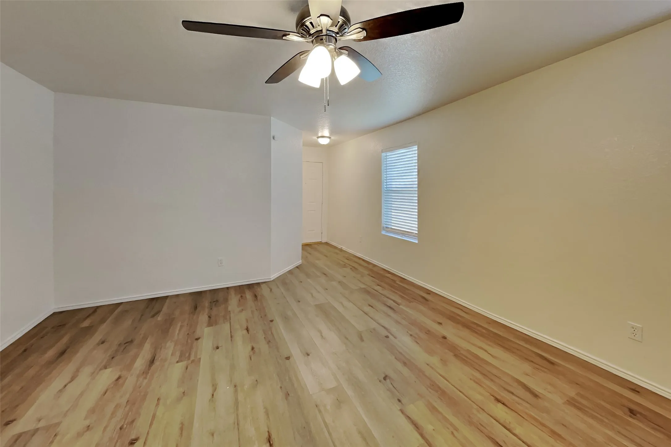Single Family Residence For Rent in Tarrant County , 6712 Meadow Way Lane, Fort Worth, Texas 76179, 4 Bedroom, 2 Bathroom, 2 Garage spaces, 1,550 Sqft, built in 2005, mls#21408997, Real Estate Agent in Fort Worth, Homes For Rent in Tarrant county, Homes For Rent in Fort Worth, Realtor in Fort Worth Texas, Real Estate Brokerage Independent Realty Texas, Luminita Cordes Realtor