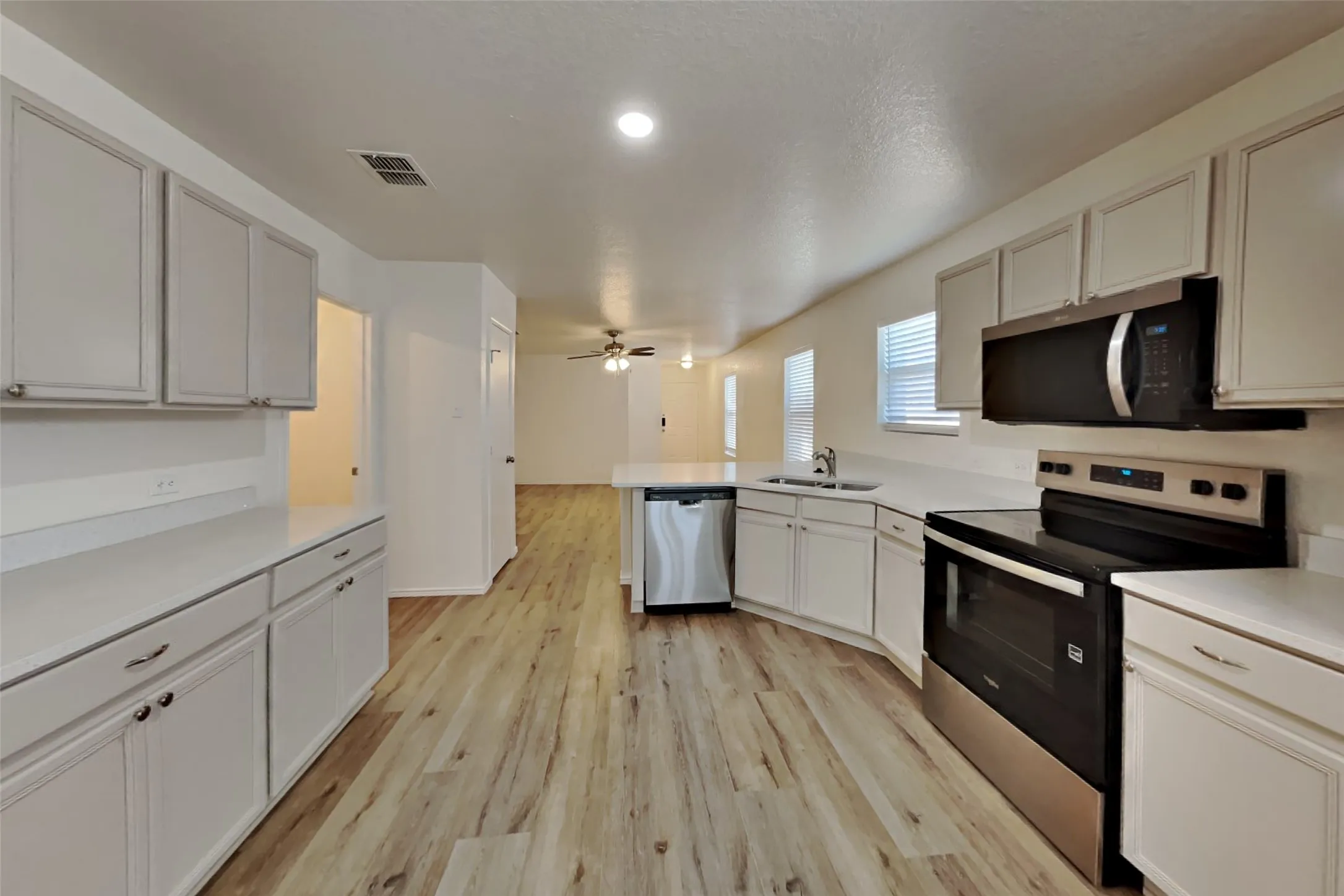 Single Family Residence For Rent in Tarrant County , 6712 Meadow Way Lane, Fort Worth, Texas 76179, 4 Bedroom, 2 Bathroom, 2 Garage spaces, 1,550 Sqft, built in 2005, mls#21408997, Real Estate Agent in Fort Worth, Homes For Rent in Tarrant county, Homes For Rent in Fort Worth, Realtor in Fort Worth Texas, Real Estate Brokerage Independent Realty Texas, Luminita Cordes Realtor