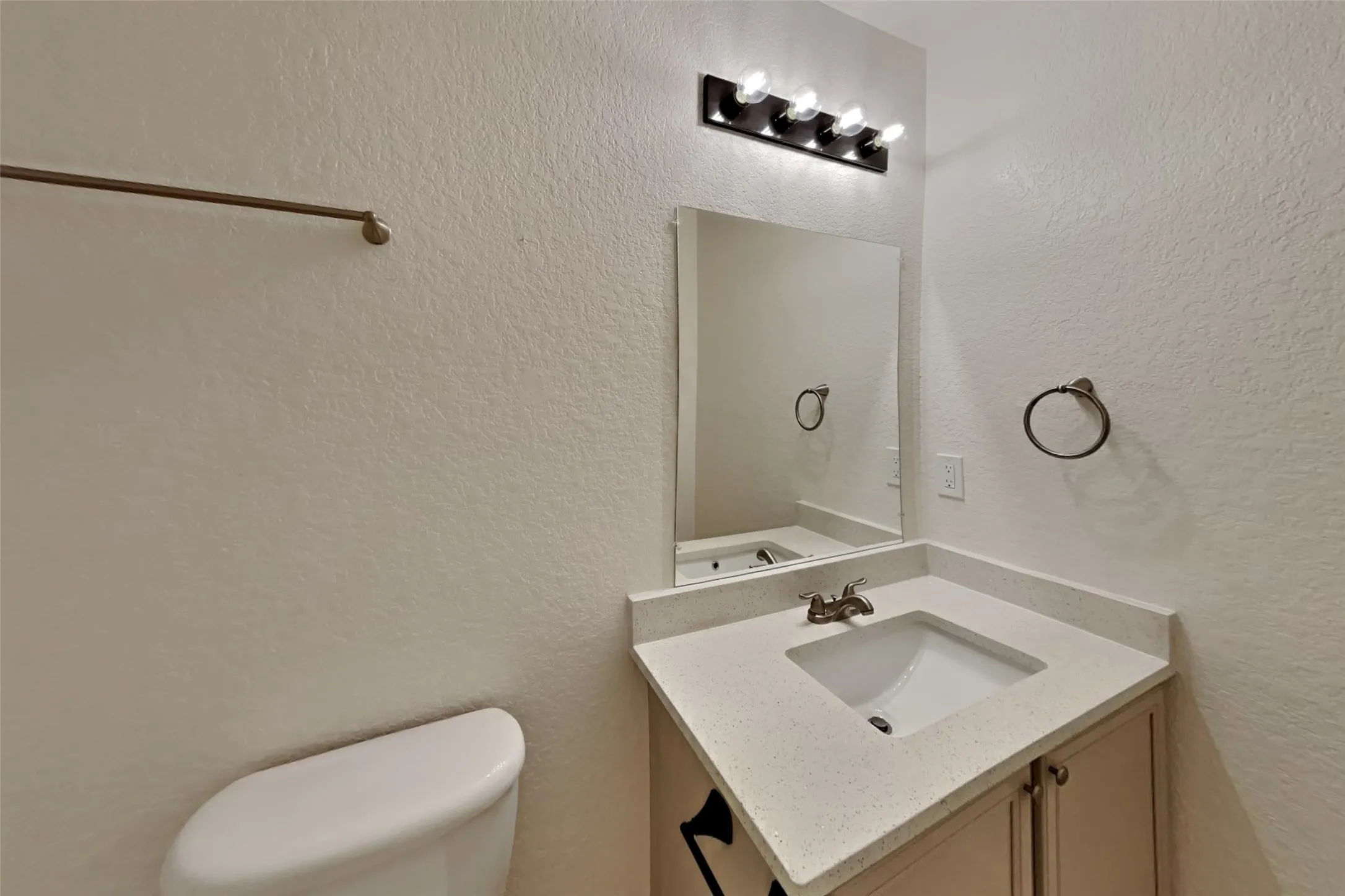 Single Family Residence For Rent in Tarrant County , 6712 Meadow Way Lane, Fort Worth, Texas 76179, 4 Bedroom, 2 Bathroom, 2 Garage spaces, 1,550 Sqft, built in 2005, mls#21408997, Real Estate Agent in Fort Worth, Homes For Rent in Tarrant county, Homes For Rent in Fort Worth, Realtor in Fort Worth Texas, Real Estate Brokerage Independent Realty Texas, Luminita Cordes Realtor