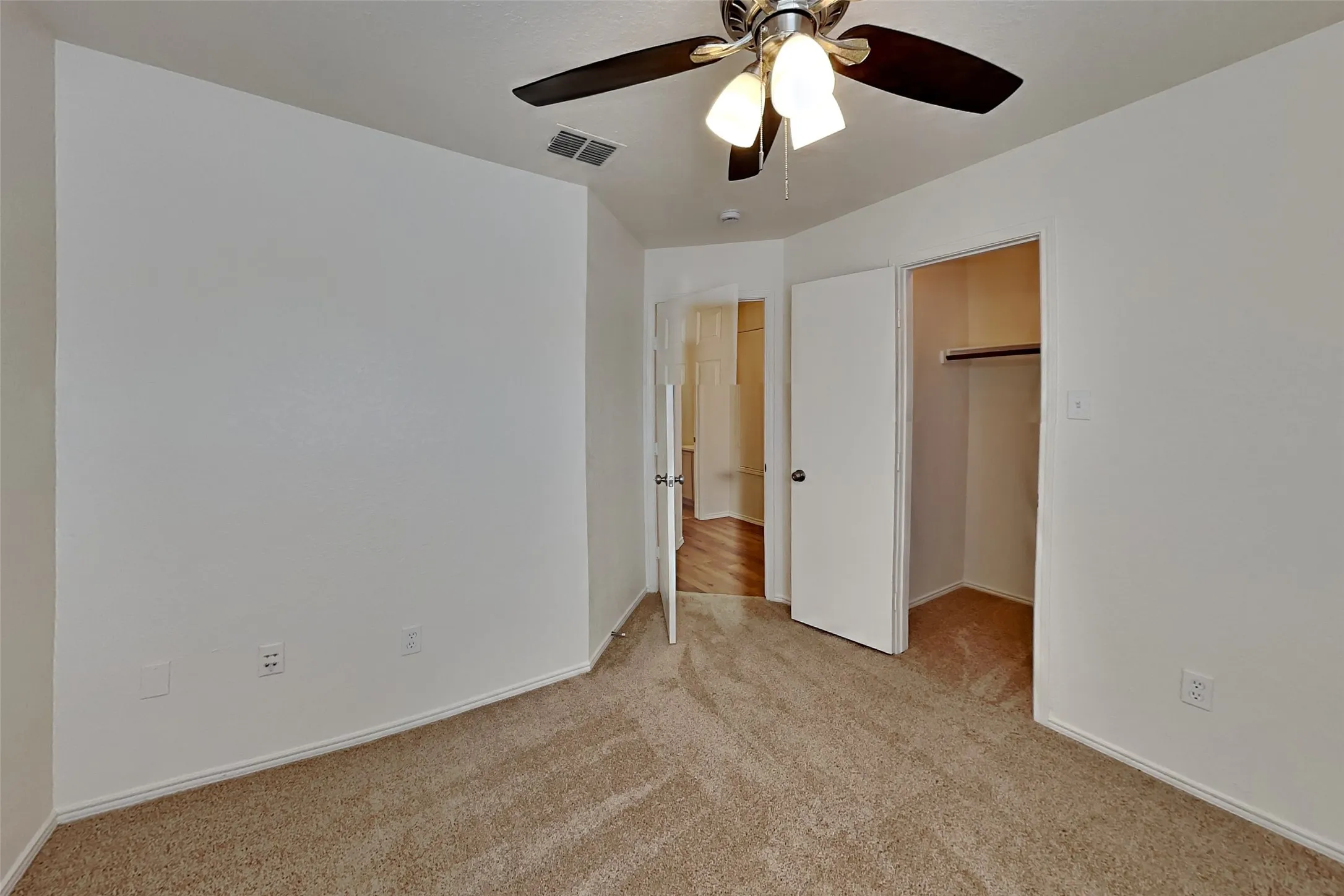 Single Family Residence For Rent in Tarrant County , 6712 Meadow Way Lane, Fort Worth, Texas 76179, 4 Bedroom, 2 Bathroom, 2 Garage spaces, 1,550 Sqft, built in 2005, mls#21408997, Real Estate Agent in Fort Worth, Homes For Rent in Tarrant county, Homes For Rent in Fort Worth, Realtor in Fort Worth Texas, Real Estate Brokerage Independent Realty Texas, Luminita Cordes Realtor