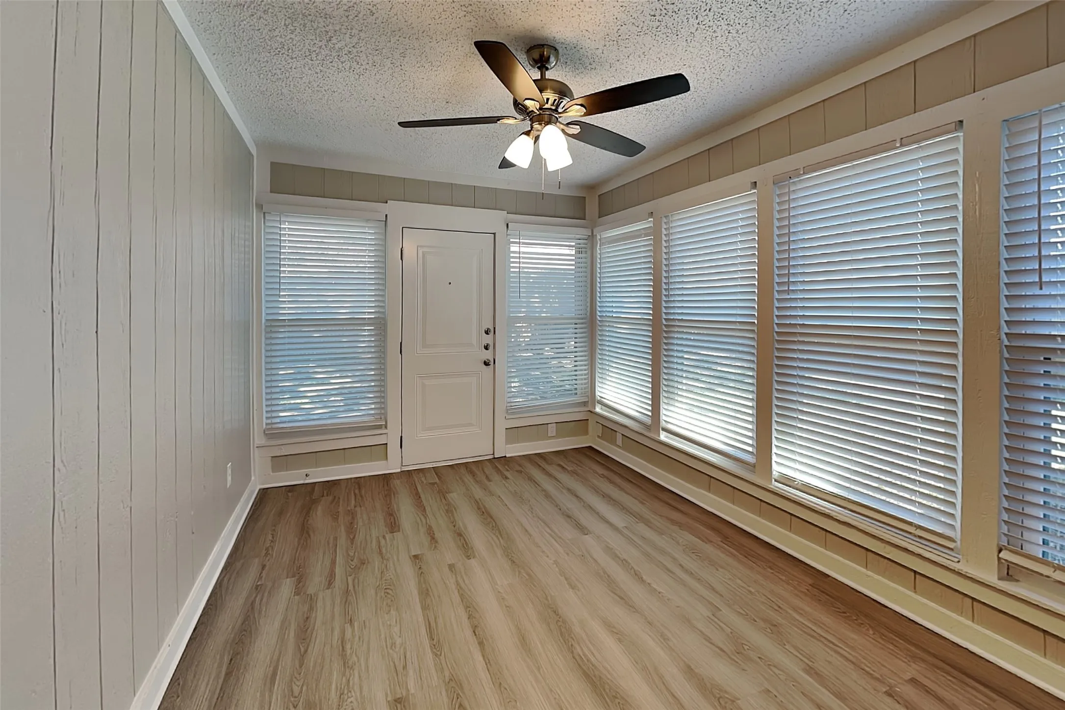 Single Family Residence For Rent in Tarrant County , 6633 Willow View Drive, Watauga, Texas 76148, 3 Bedroom, 2 Bathroom, 2 Garage spaces, 1,370 Sqft, built in 1983, mls#21408998, Real Estate Agent in Watauga, Homes For Rent in Tarrant county, Homes For Rent in Watauga, Realtor in Watauga Texas, Real Estate Brokerage Independent Realty Texas, Luminita Cordes Realtor