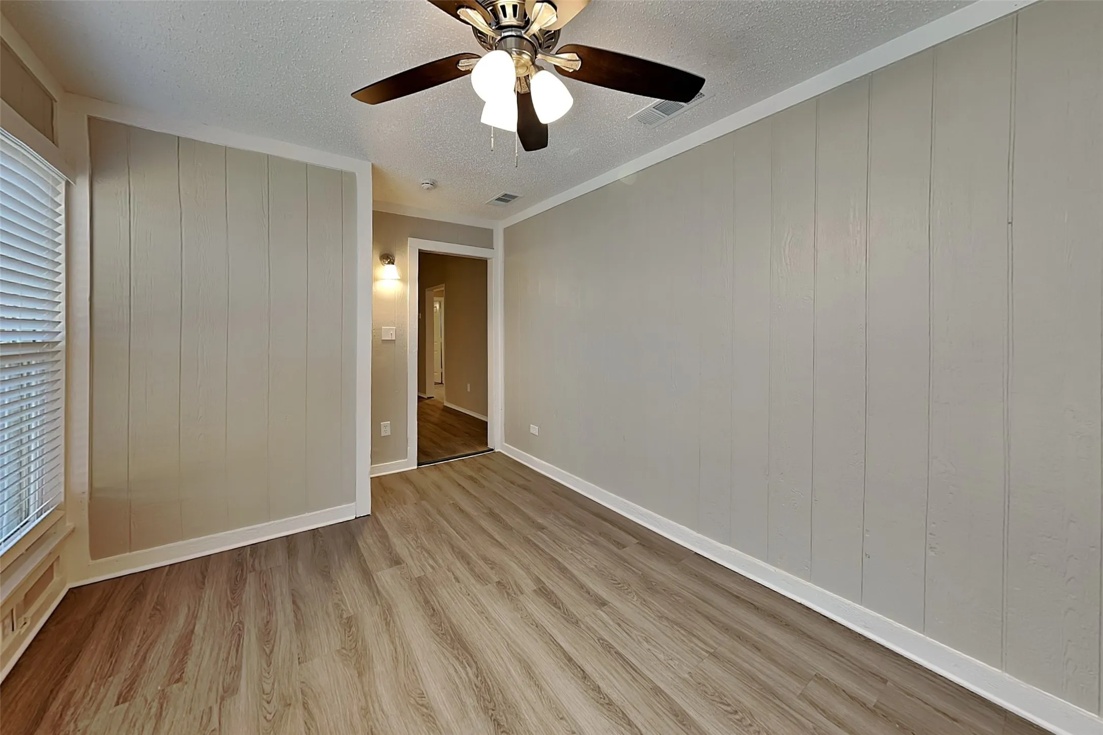 Single Family Residence For Rent in Tarrant County , 6633 Willow View Drive, Watauga, Texas 76148, 3 Bedroom, 2 Bathroom, 2 Garage spaces, 1,370 Sqft, built in 1983, mls#21408998, Real Estate Agent in Watauga, Homes For Rent in Tarrant county, Homes For Rent in Watauga, Realtor in Watauga Texas, Real Estate Brokerage Independent Realty Texas, Luminita Cordes Realtor