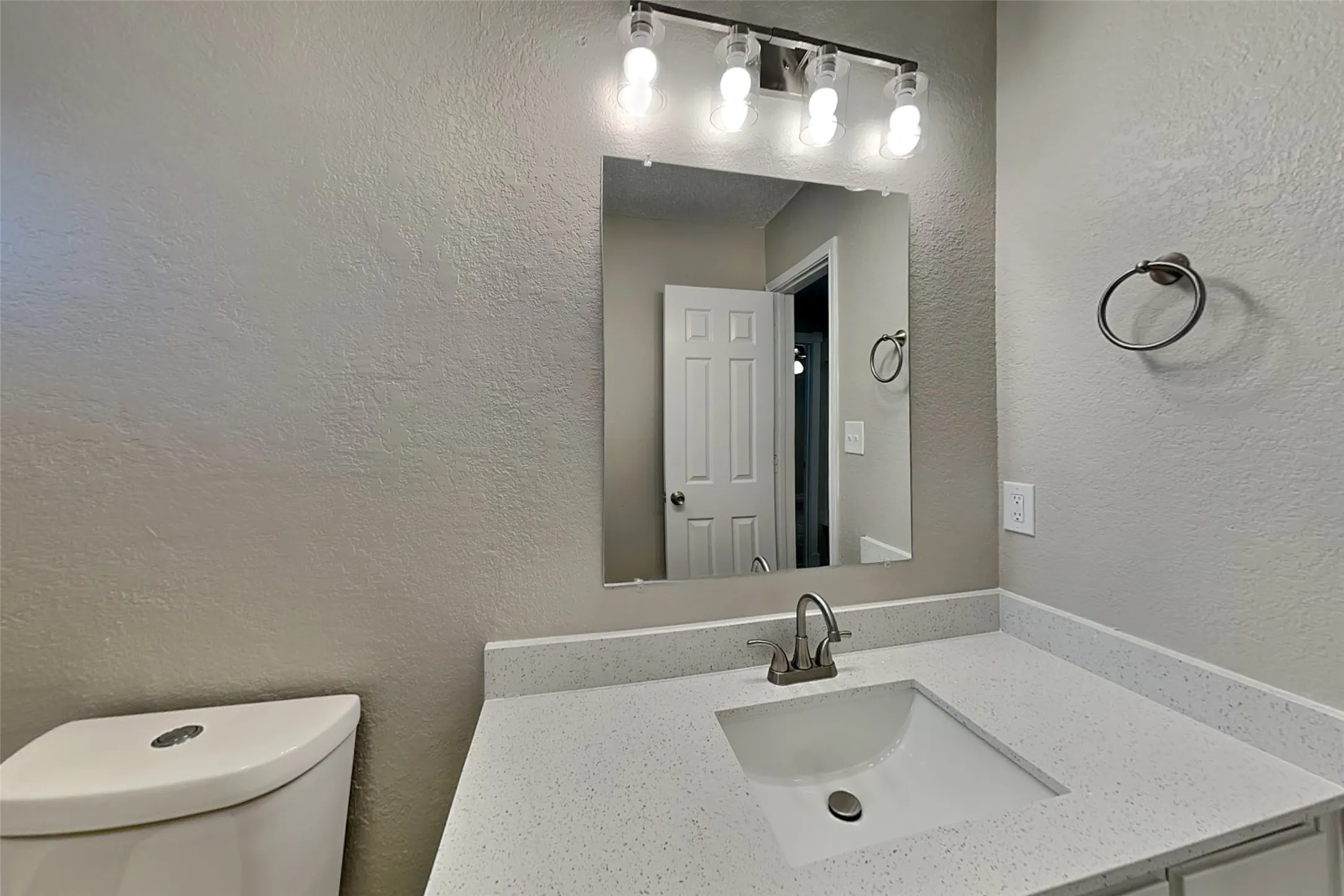 Single Family Residence For Rent in Tarrant County , 6633 Willow View Drive, Watauga, Texas 76148, 3 Bedroom, 2 Bathroom, 2 Garage spaces, 1,370 Sqft, built in 1983, mls#21408998, Real Estate Agent in Watauga, Homes For Rent in Tarrant county, Homes For Rent in Watauga, Realtor in Watauga Texas, Real Estate Brokerage Independent Realty Texas, Luminita Cordes Realtor