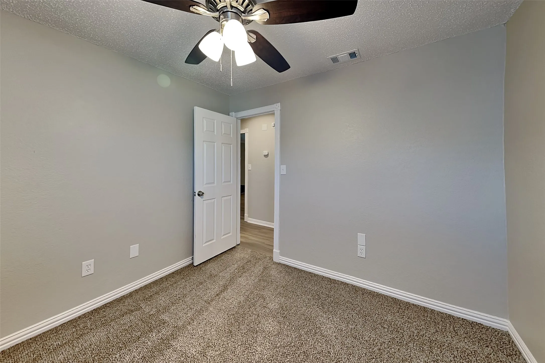 Single Family Residence For Rent in Tarrant County , 6633 Willow View Drive, Watauga, Texas 76148, 3 Bedroom, 2 Bathroom, 2 Garage spaces, 1,370 Sqft, built in 1983, mls#21408998, Real Estate Agent in Watauga, Homes For Rent in Tarrant county, Homes For Rent in Watauga, Realtor in Watauga Texas, Real Estate Brokerage Independent Realty Texas, Luminita Cordes Realtor
