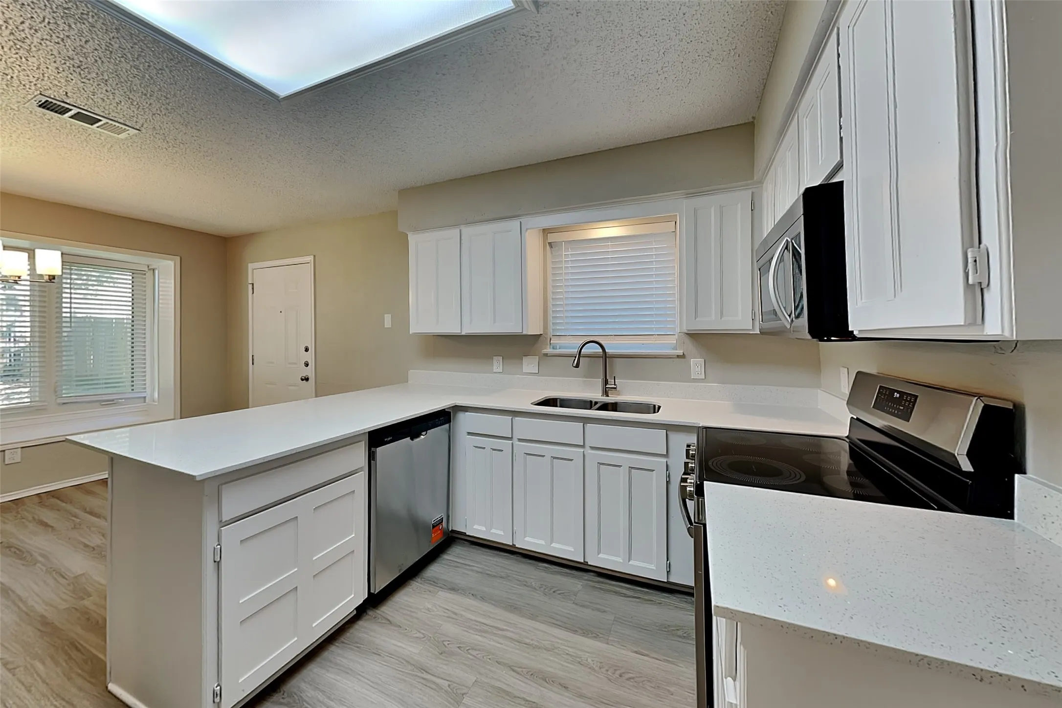 Single Family Residence For Rent in Tarrant County , 6633 Willow View Drive, Watauga, Texas 76148, 3 Bedroom, 2 Bathroom, 2 Garage spaces, 1,370 Sqft, built in 1983, mls#21408998, Real Estate Agent in Watauga, Homes For Rent in Tarrant county, Homes For Rent in Watauga, Realtor in Watauga Texas, Real Estate Brokerage Independent Realty Texas, Luminita Cordes Realtor