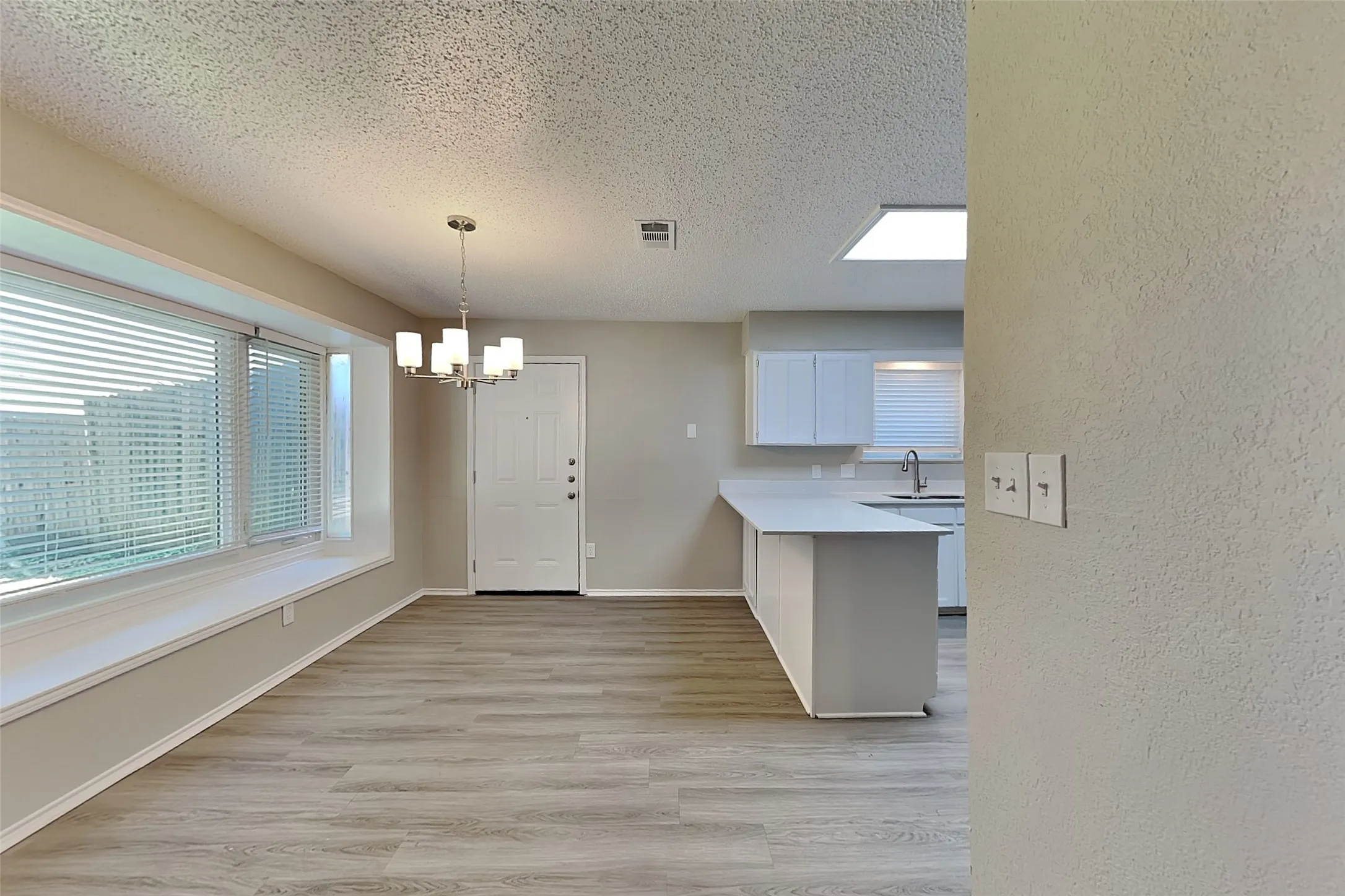 Single Family Residence For Rent in Tarrant County , 6633 Willow View Drive, Watauga, Texas 76148, 3 Bedroom, 2 Bathroom, 2 Garage spaces, 1,370 Sqft, built in 1983, mls#21408998, Real Estate Agent in Watauga, Homes For Rent in Tarrant county, Homes For Rent in Watauga, Realtor in Watauga Texas, Real Estate Brokerage Independent Realty Texas, Luminita Cordes Realtor