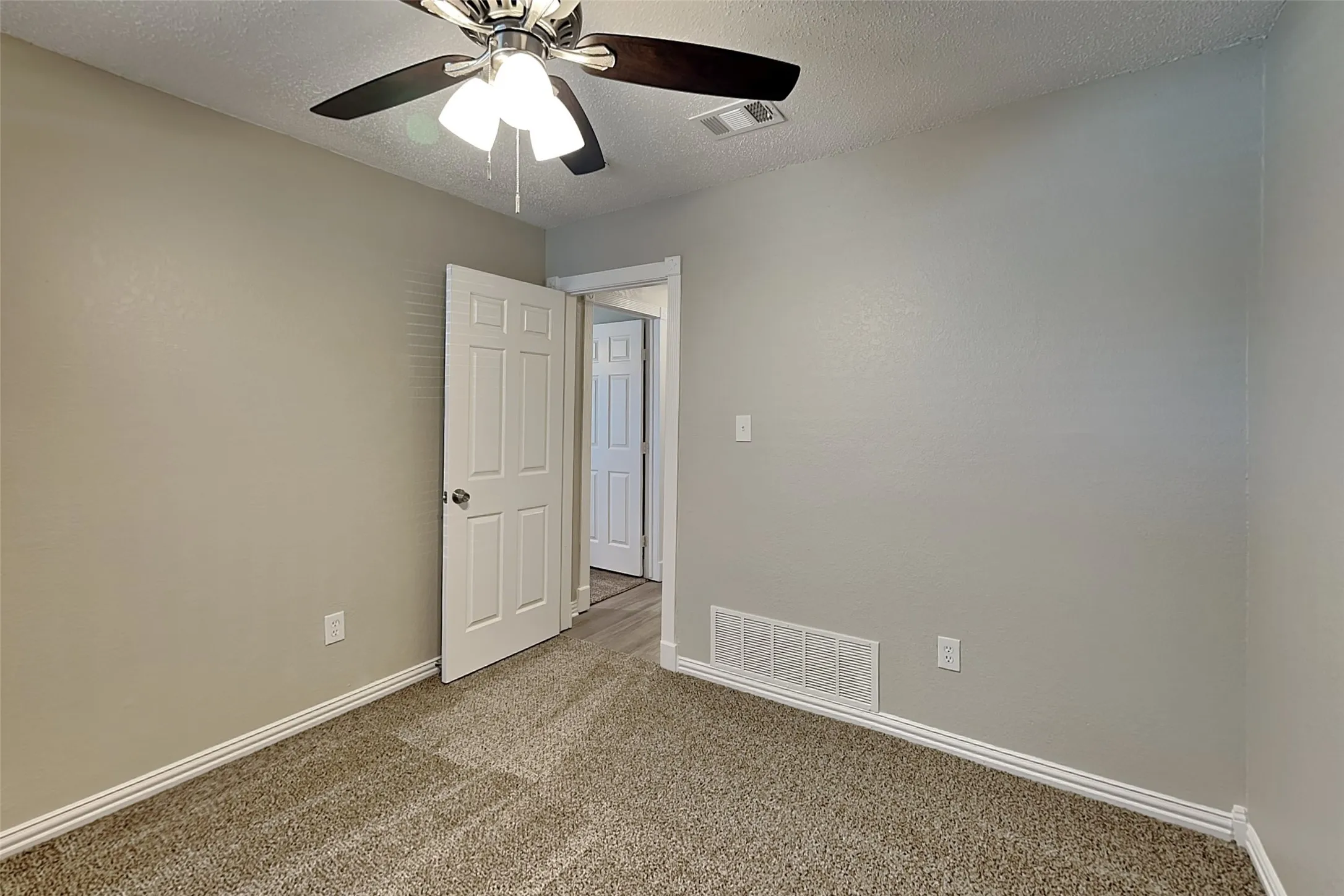 Single Family Residence For Rent in Tarrant County , 6633 Willow View Drive, Watauga, Texas 76148, 3 Bedroom, 2 Bathroom, 2 Garage spaces, 1,370 Sqft, built in 1983, mls#21408998, Real Estate Agent in Watauga, Homes For Rent in Tarrant county, Homes For Rent in Watauga, Realtor in Watauga Texas, Real Estate Brokerage Independent Realty Texas, Luminita Cordes Realtor