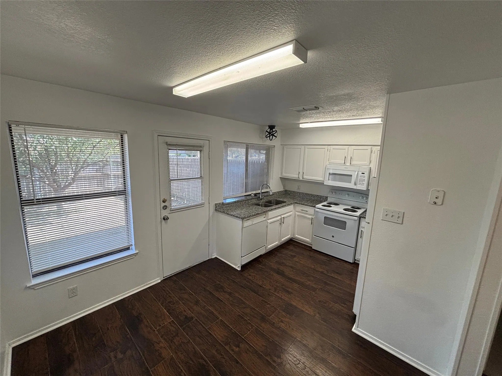 Townhouse For Rent in Tarrant County , 801 Bluebonnet Drive A, Keller, Texas 76248, 2 Bedroom, 2 Bathroom, Garage spaces, 982 Sqft, built in 1984, mls#21408999, Real Estate Agent in Keller, Homes For Rent in Tarrant county, Homes For Rent in Keller, Realtor in Keller Texas, Real Estate Brokerage Independent Realty Texas, Luminita Cordes Realtor