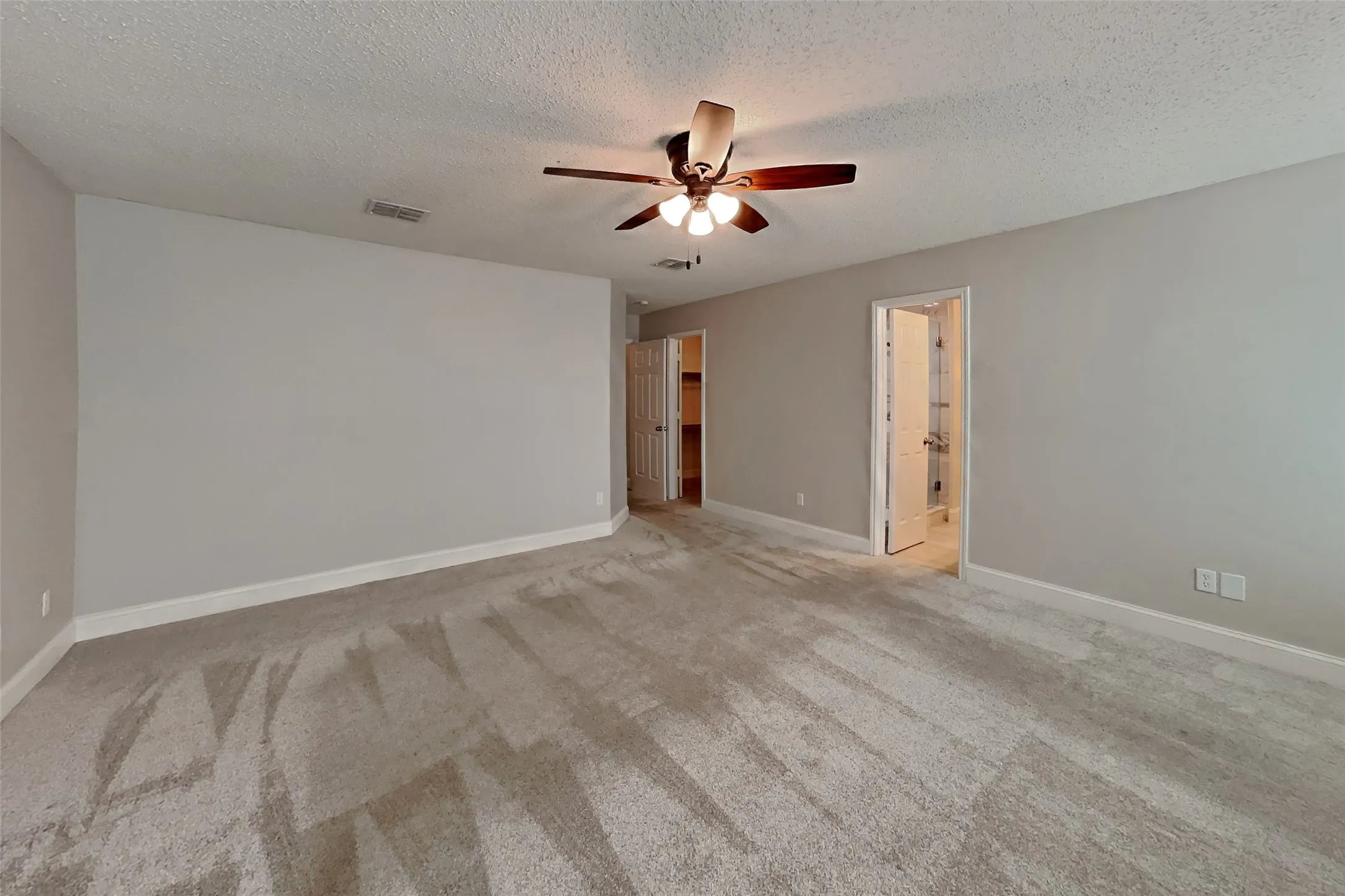 Single Family Residence For Rent in Tarrant County , 1001 Stone Chapel Way, Fort Worth, Texas 76179, 3 Bedroom, 2 Bathroom, 2 Garage spaces, 1,856 Sqft, built in 2004, mls#21409000, Real Estate Agent in Fort Worth, Homes For Rent in Tarrant county, Homes For Rent in Fort Worth, Realtor in Fort Worth Texas, Real Estate Brokerage Independent Realty Texas, Luminita Cordes Realtor