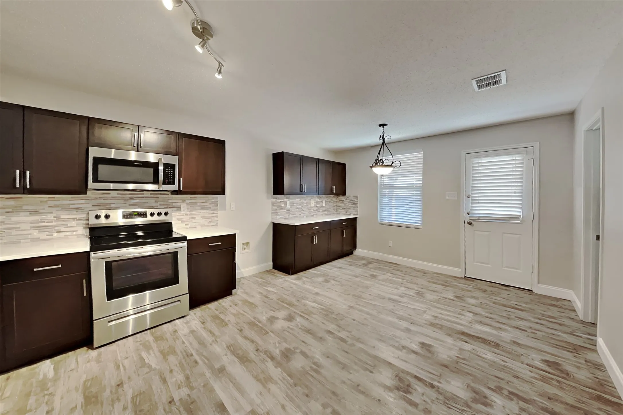Single Family Residence For Rent in Tarrant County , 1001 Stone Chapel Way, Fort Worth, Texas 76179, 3 Bedroom, 2 Bathroom, 2 Garage spaces, 1,856 Sqft, built in 2004, mls#21409000, Real Estate Agent in Fort Worth, Homes For Rent in Tarrant county, Homes For Rent in Fort Worth, Realtor in Fort Worth Texas, Real Estate Brokerage Independent Realty Texas, Luminita Cordes Realtor