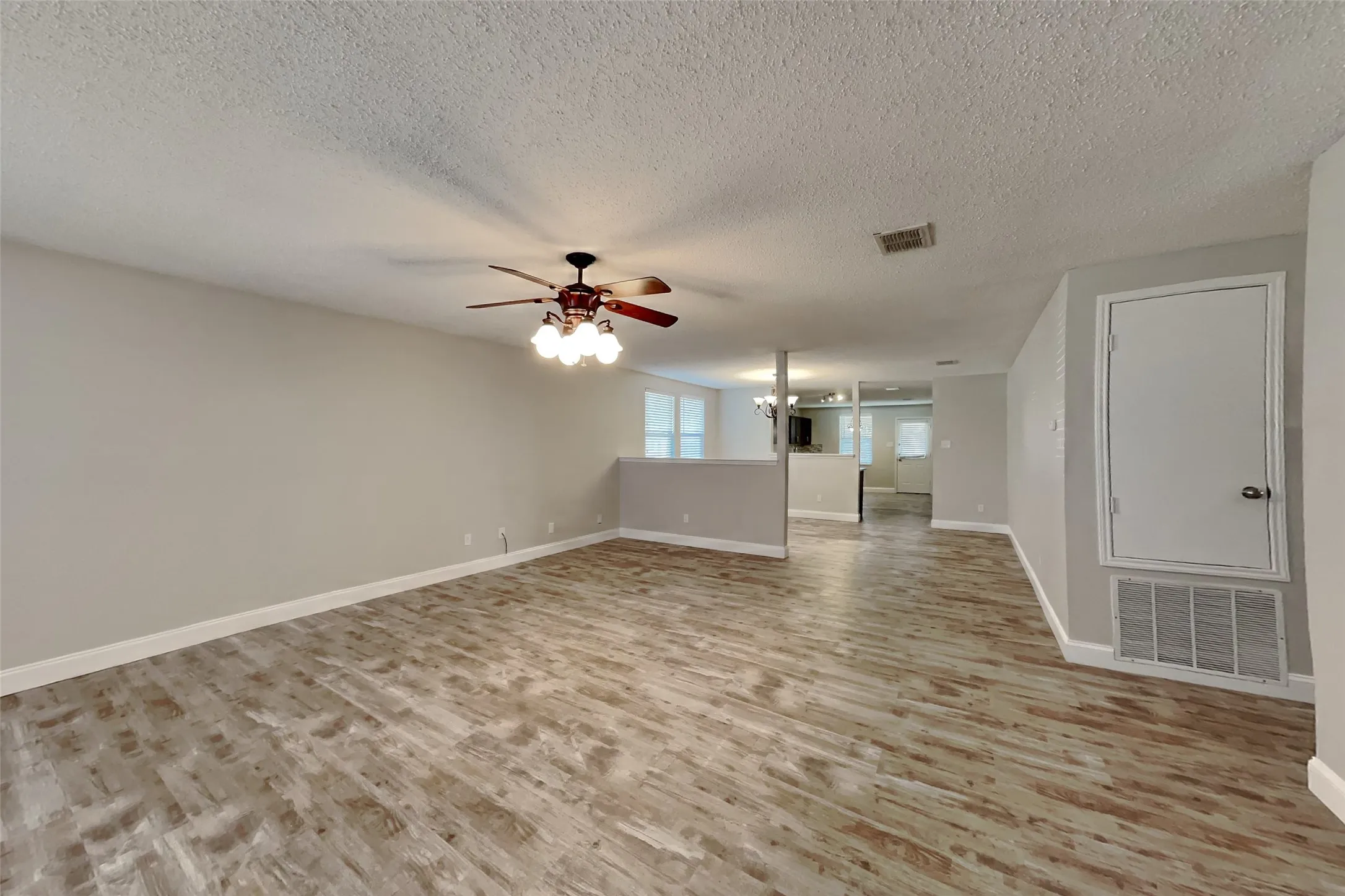 Single Family Residence For Rent in Tarrant County , 1001 Stone Chapel Way, Fort Worth, Texas 76179, 3 Bedroom, 2 Bathroom, 2 Garage spaces, 1,856 Sqft, built in 2004, mls#21409000, Real Estate Agent in Fort Worth, Homes For Rent in Tarrant county, Homes For Rent in Fort Worth, Realtor in Fort Worth Texas, Real Estate Brokerage Independent Realty Texas, Luminita Cordes Realtor