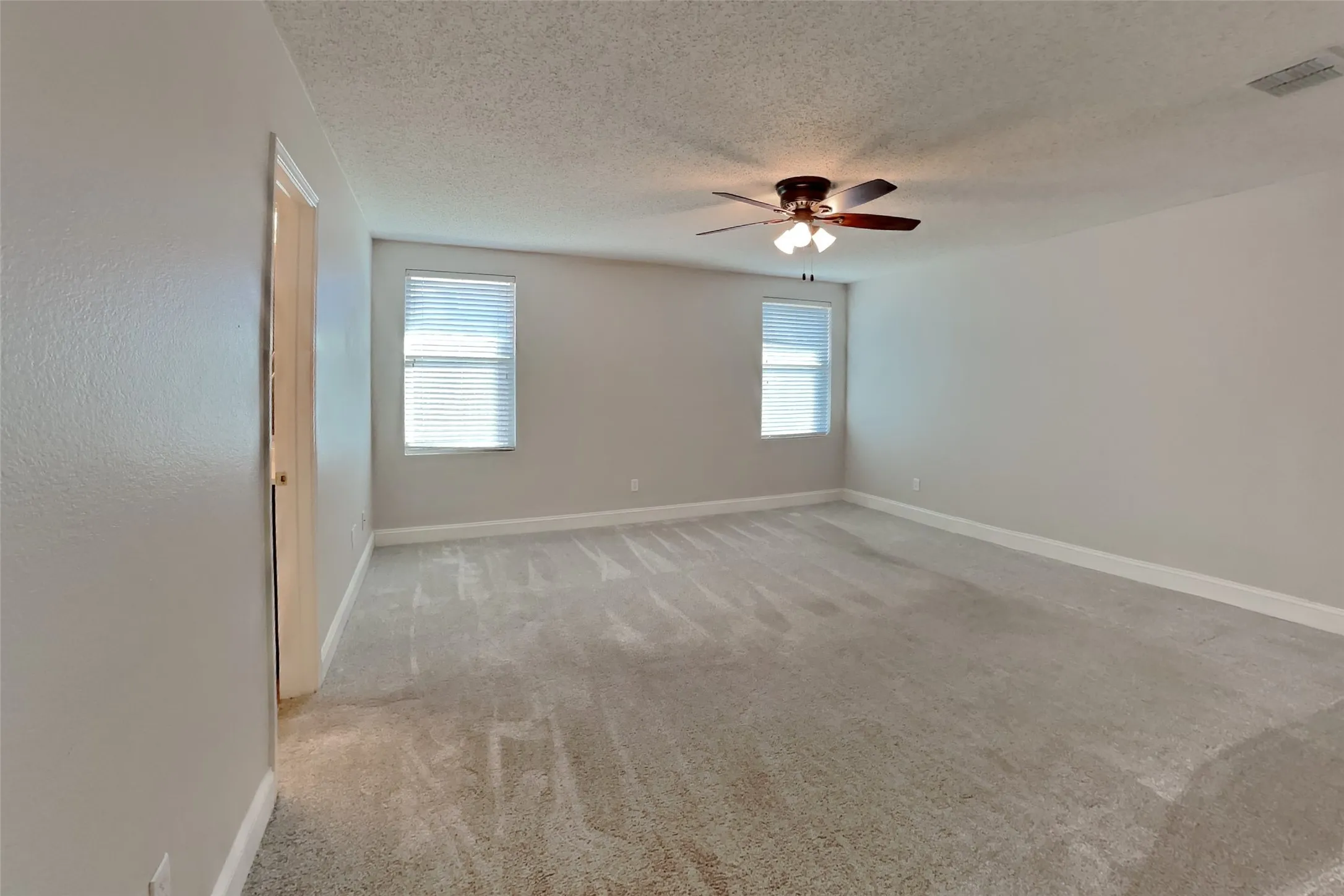 Single Family Residence For Rent in Tarrant County , 1001 Stone Chapel Way, Fort Worth, Texas 76179, 3 Bedroom, 2 Bathroom, 2 Garage spaces, 1,856 Sqft, built in 2004, mls#21409000, Real Estate Agent in Fort Worth, Homes For Rent in Tarrant county, Homes For Rent in Fort Worth, Realtor in Fort Worth Texas, Real Estate Brokerage Independent Realty Texas, Luminita Cordes Realtor