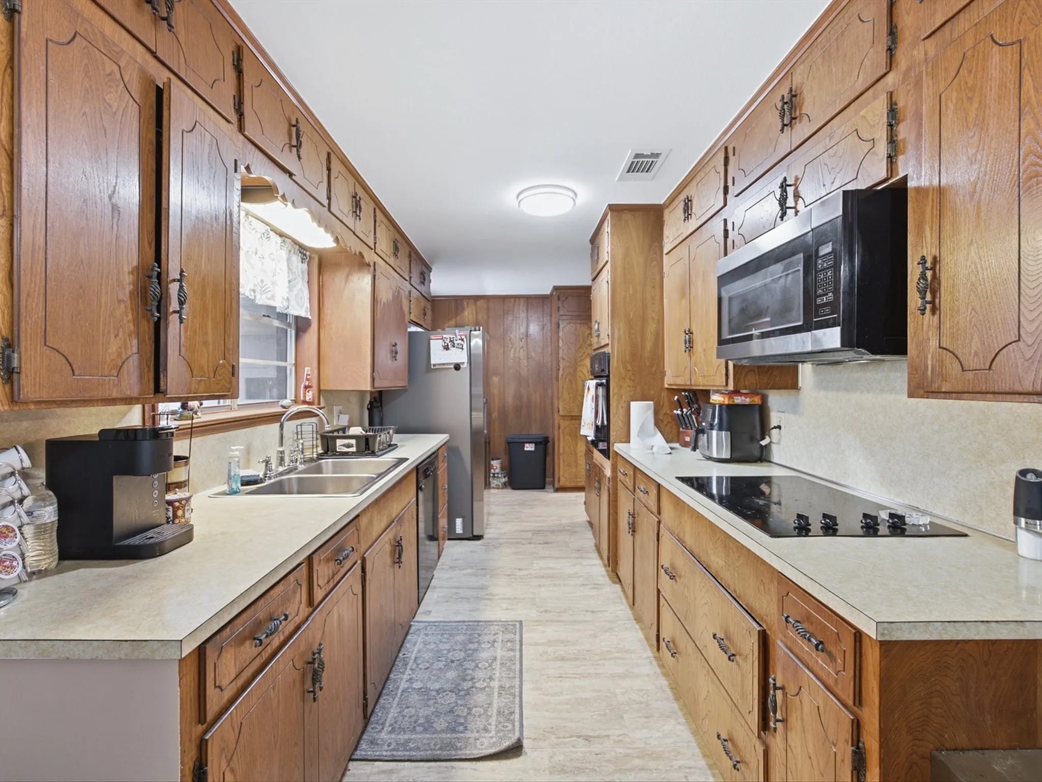 Single Family Residence For Sale in Ellis County , 211 Whitehouse Road, Ennis, Texas 75119, 3 Bedroom, 2 Bathroom, 2 Garage spaces, 2,088 Sqft, built in 1978, mls#21408888, Real Estate Agent in Ennis, Homes For Sale in Ellis county, Homes For Sale in Ennis, Realtor in Ennis Texas, Real Estate Brokerage Independent Realty Texas, Luminita Cordes Realtor