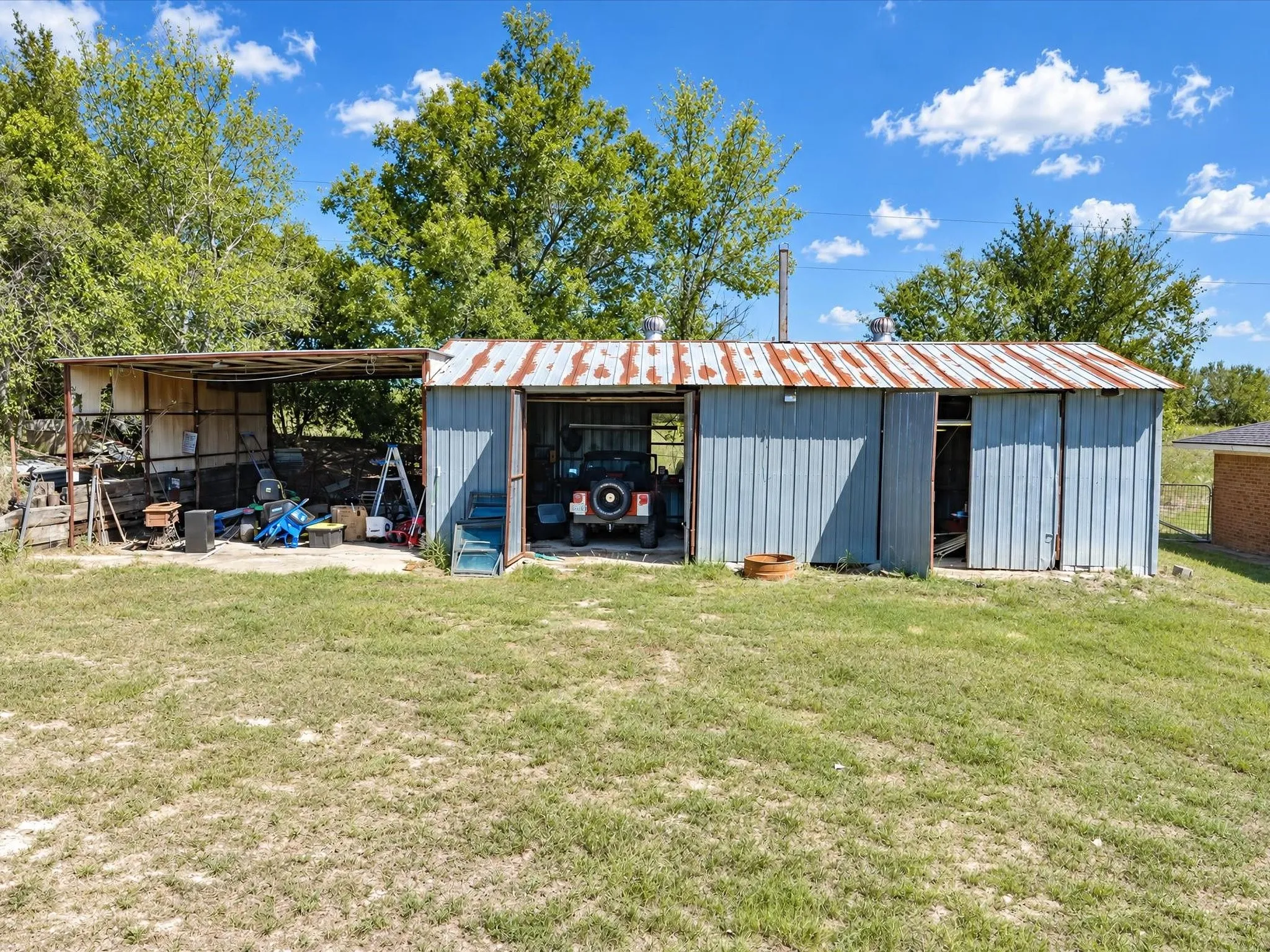 Single Family Residence For Sale in Ellis County , 211 Whitehouse Road, Ennis, Texas 75119, 3 Bedroom, 2 Bathroom, 2 Garage spaces, 2,088 Sqft, built in 1978, mls#21408888, Real Estate Agent in Ennis, Homes For Sale in Ellis county, Homes For Sale in Ennis, Realtor in Ennis Texas, Real Estate Brokerage Independent Realty Texas, Luminita Cordes Realtor