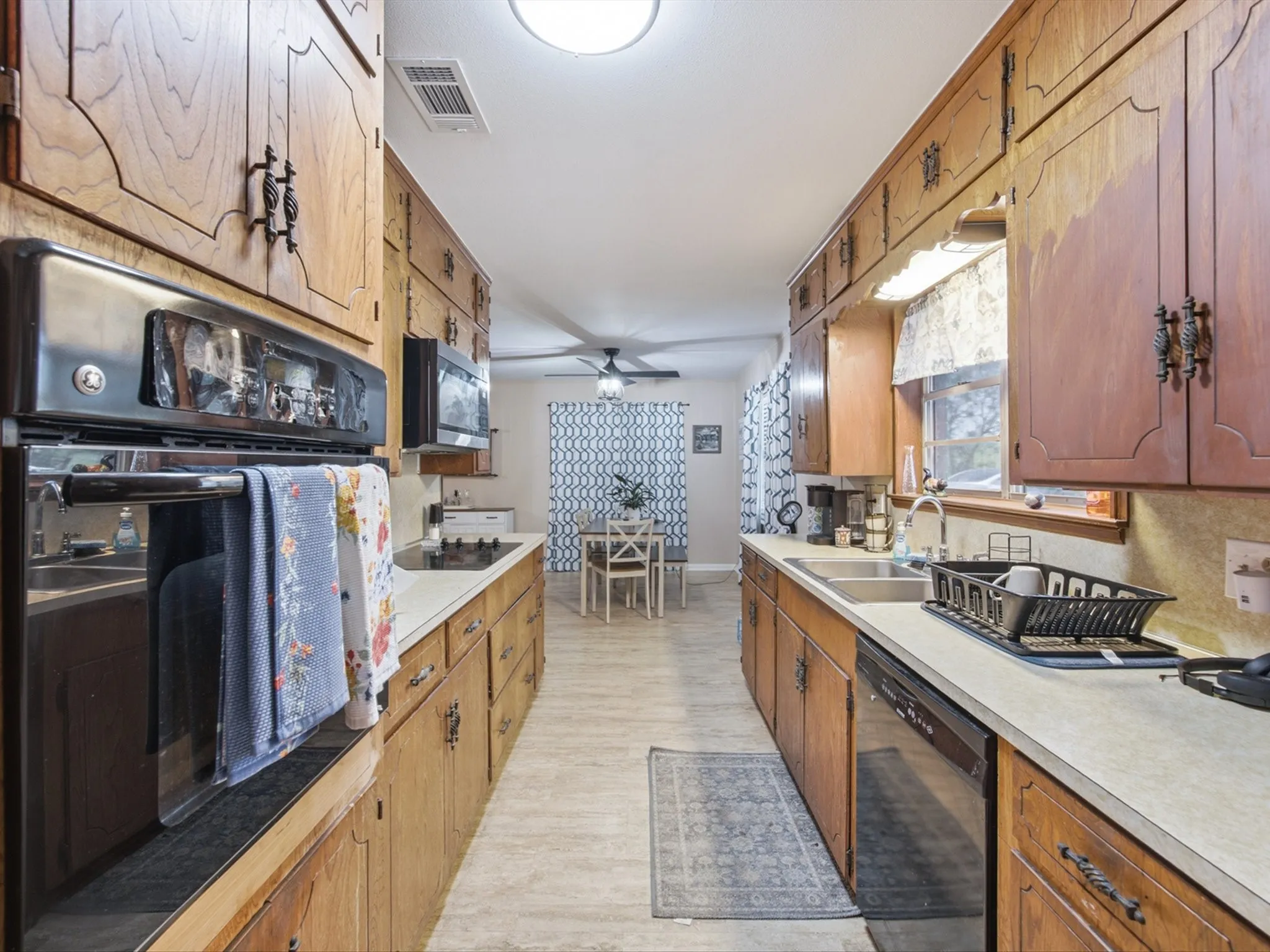 Single Family Residence For Sale in Ellis County , 211 Whitehouse Road, Ennis, Texas 75119, 3 Bedroom, 2 Bathroom, 2 Garage spaces, 2,088 Sqft, built in 1978, mls#21408888, Real Estate Agent in Ennis, Homes For Sale in Ellis county, Homes For Sale in Ennis, Realtor in Ennis Texas, Real Estate Brokerage Independent Realty Texas, Luminita Cordes Realtor