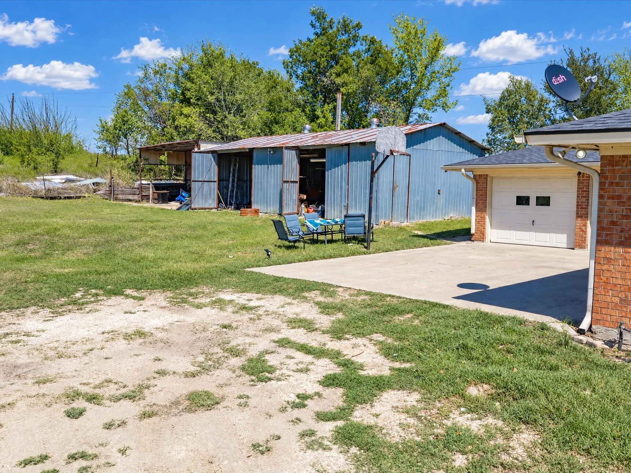 Single Family Residence For Sale in Ellis County , 211 Whitehouse Road, Ennis, Texas 75119, 3 Bedroom, 2 Bathroom, 2 Garage spaces, 2,088 Sqft, built in 1978, mls#21408888, Real Estate Agent in Ennis, Homes For Sale in Ellis county, Homes For Sale in Ennis, Realtor in Ennis Texas, Real Estate Brokerage Independent Realty Texas, Luminita Cordes Realtor