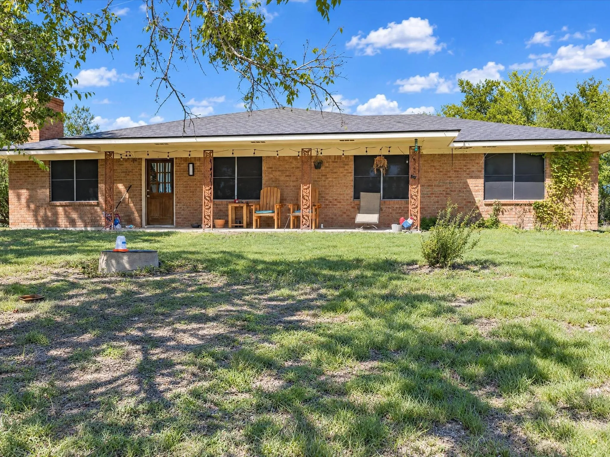 Single Family Residence For Sale in Ellis County , 211 Whitehouse Road, Ennis, Texas 75119, 3 Bedroom, 2 Bathroom, 2 Garage spaces, 2,088 Sqft, built in 1978, mls#21408888, Real Estate Agent in Ennis, Homes For Sale in Ellis county, Homes For Sale in Ennis, Realtor in Ennis Texas, Real Estate Brokerage Independent Realty Texas, Luminita Cordes Realtor