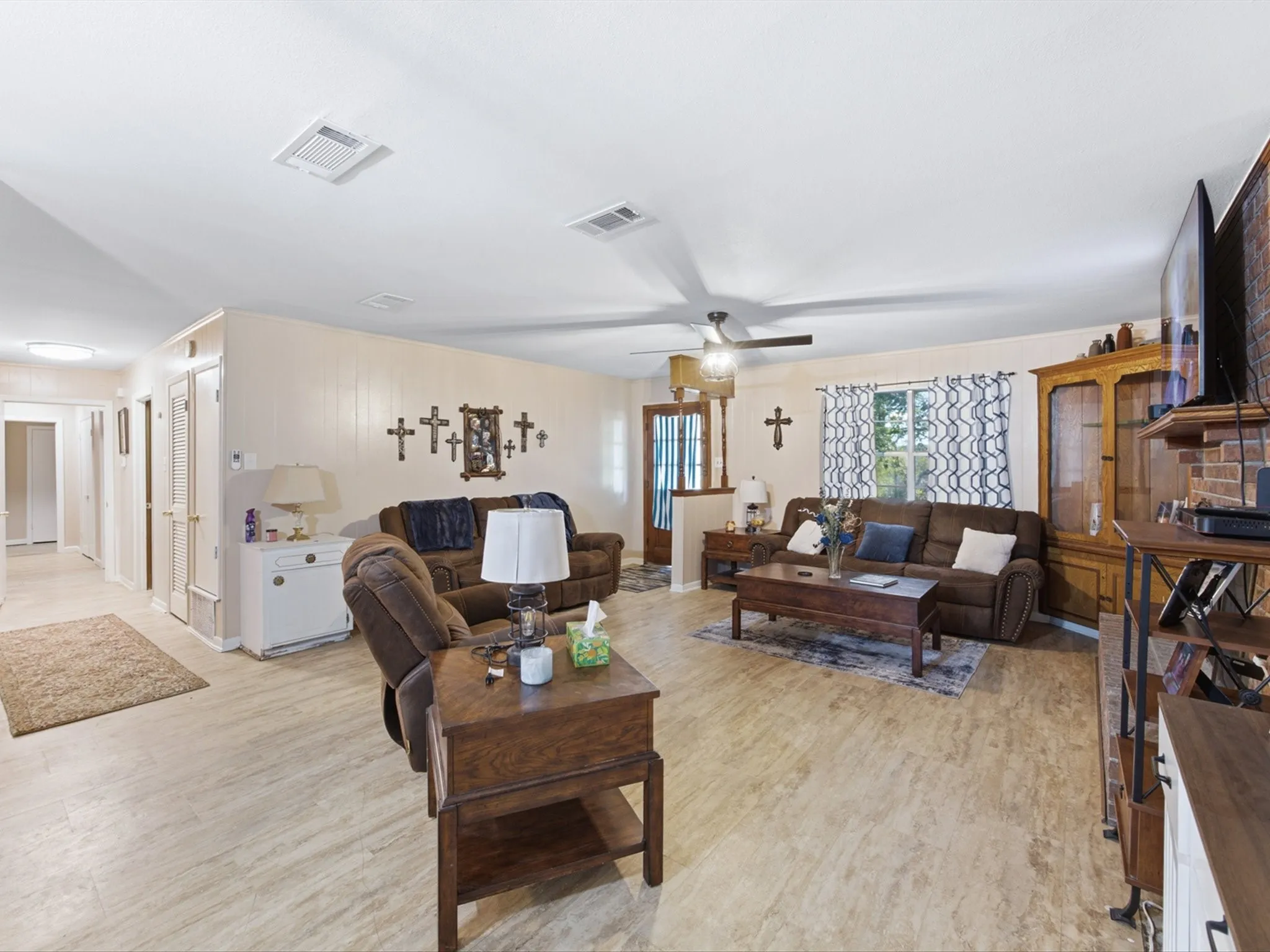 Single Family Residence For Sale in Ellis County , 211 Whitehouse Road, Ennis, Texas 75119, 3 Bedroom, 2 Bathroom, 2 Garage spaces, 2,088 Sqft, built in 1978, mls#21408888, Real Estate Agent in Ennis, Homes For Sale in Ellis county, Homes For Sale in Ennis, Realtor in Ennis Texas, Real Estate Brokerage Independent Realty Texas, Luminita Cordes Realtor