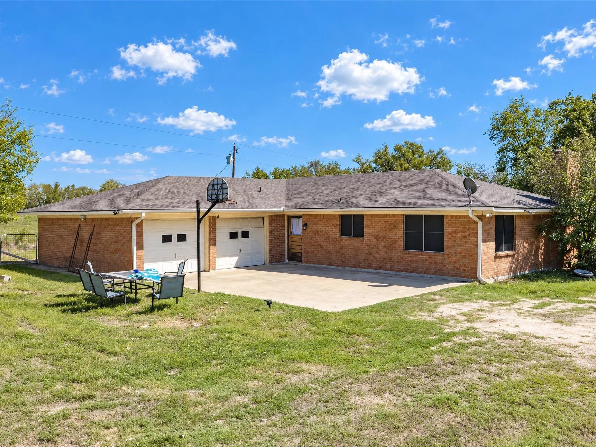 Single Family Residence For Sale in Ellis County , 211 Whitehouse Road, Ennis, Texas 75119, 3 Bedroom, 2 Bathroom, 2 Garage spaces, 2,088 Sqft, built in 1978, mls#21408888, Real Estate Agent in Ennis, Homes For Sale in Ellis county, Homes For Sale in Ennis, Realtor in Ennis Texas, Real Estate Brokerage Independent Realty Texas, Luminita Cordes Realtor