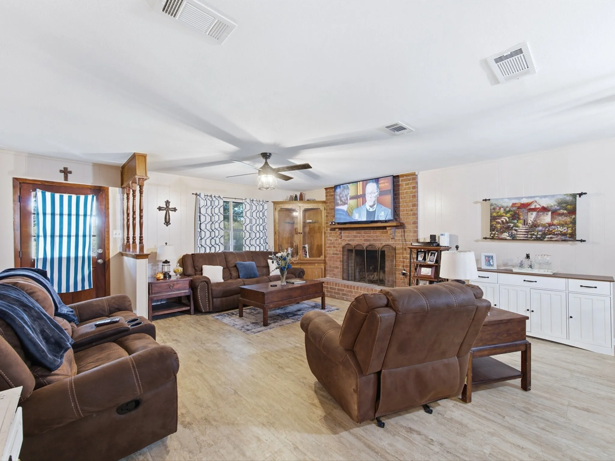 Single Family Residence For Sale in Ellis County , 211 Whitehouse Road, Ennis, Texas 75119, 3 Bedroom, 2 Bathroom, 2 Garage spaces, 2,088 Sqft, built in 1978, mls#21408888, Real Estate Agent in Ennis, Homes For Sale in Ellis county, Homes For Sale in Ennis, Realtor in Ennis Texas, Real Estate Brokerage Independent Realty Texas, Luminita Cordes Realtor
