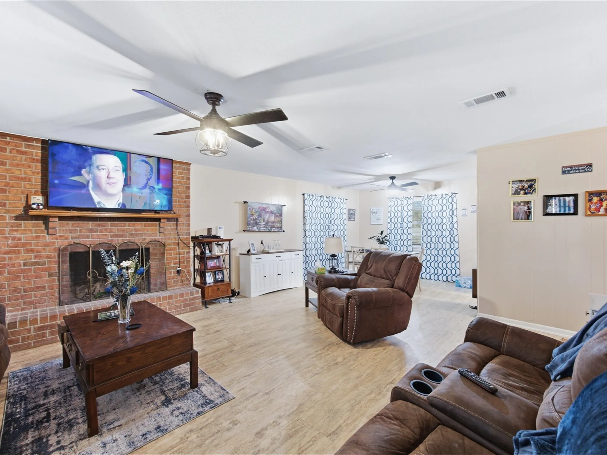 Single Family Residence For Sale in Ellis County , 211 Whitehouse Road, Ennis, Texas 75119, 3 Bedroom, 2 Bathroom, 2 Garage spaces, 2,088 Sqft, built in 1978, mls#21408888, Real Estate Agent in Ennis, Homes For Sale in Ellis county, Homes For Sale in Ennis, Realtor in Ennis Texas, Real Estate Brokerage Independent Realty Texas, Luminita Cordes Realtor
