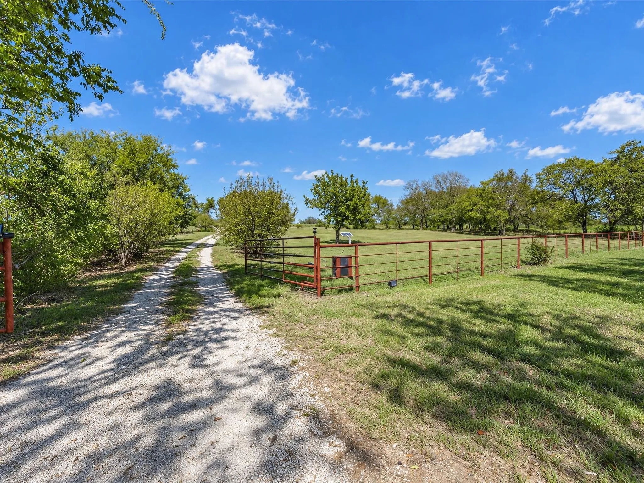 Single Family Residence For Sale in Ellis County , 211 Whitehouse Road, Ennis, Texas 75119, 3 Bedroom, 2 Bathroom, 2 Garage spaces, 2,088 Sqft, built in 1978, mls#21408888, Real Estate Agent in Ennis, Homes For Sale in Ellis county, Homes For Sale in Ennis, Realtor in Ennis Texas, Real Estate Brokerage Independent Realty Texas, Luminita Cordes Realtor