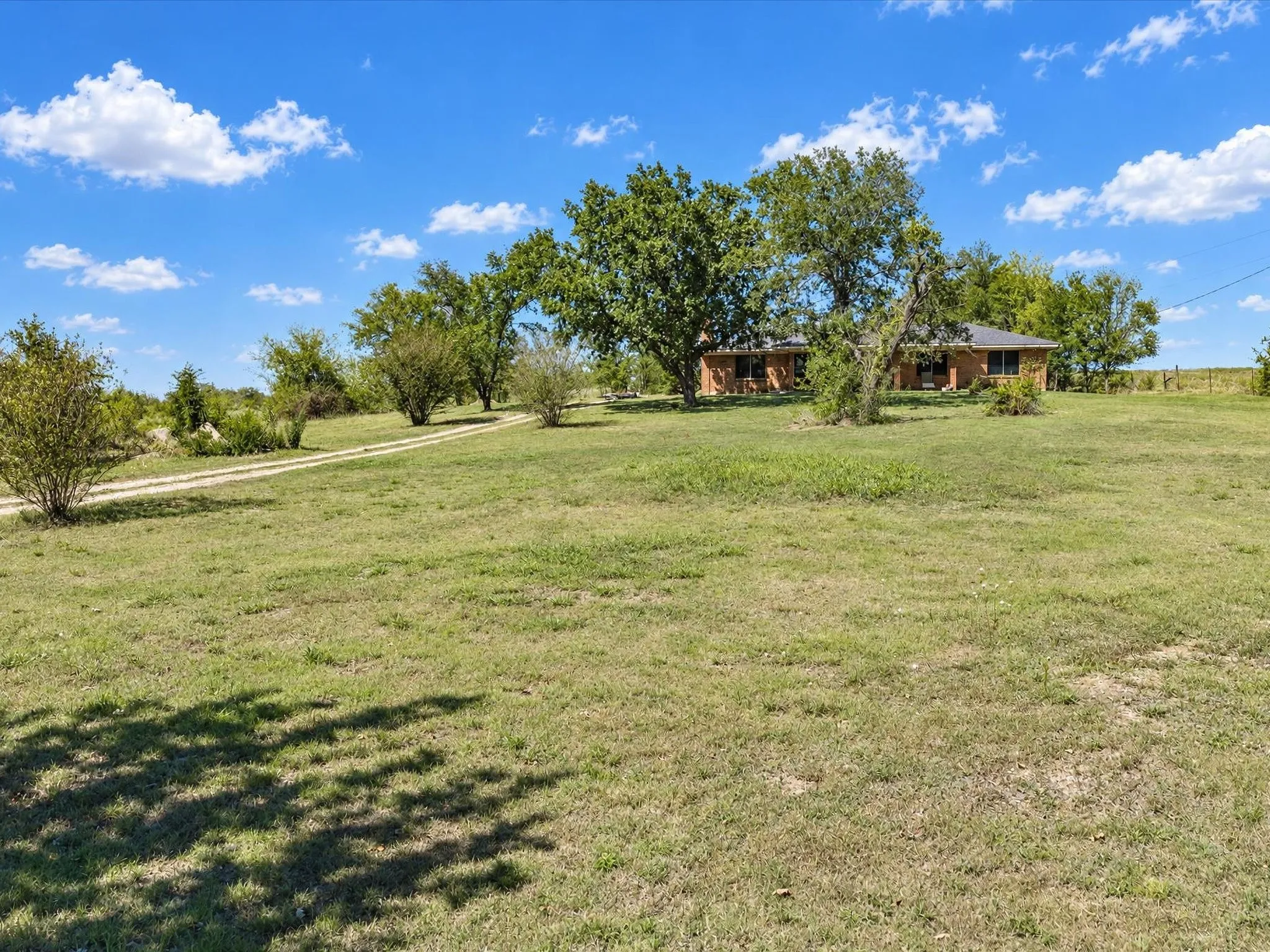 Single Family Residence For Sale in Ellis County , 211 Whitehouse Road, Ennis, Texas 75119, 3 Bedroom, 2 Bathroom, 2 Garage spaces, 2,088 Sqft, built in 1978, mls#21408888, Real Estate Agent in Ennis, Homes For Sale in Ellis county, Homes For Sale in Ennis, Realtor in Ennis Texas, Real Estate Brokerage Independent Realty Texas, Luminita Cordes Realtor