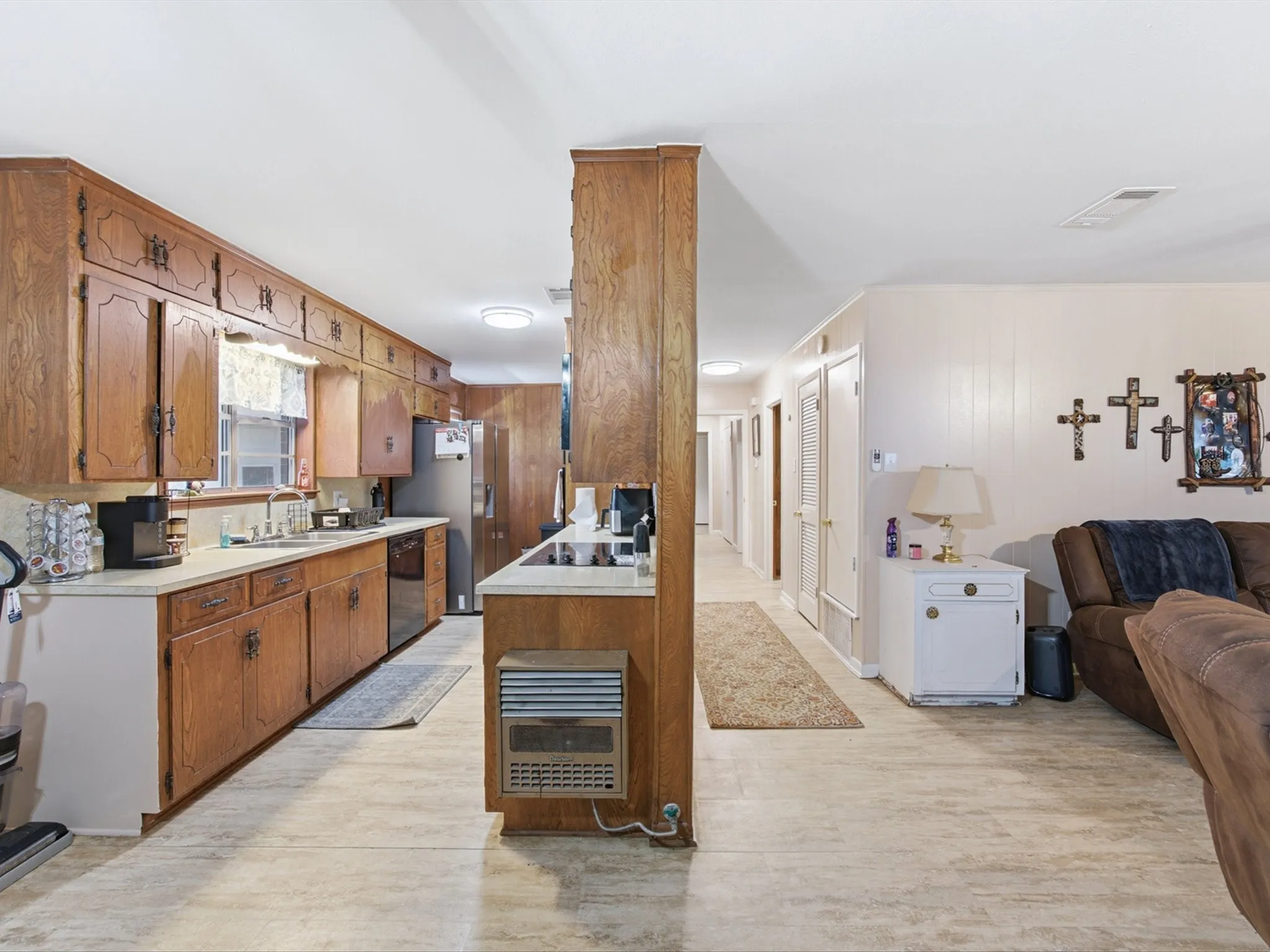Single Family Residence For Sale in Ellis County , 211 Whitehouse Road, Ennis, Texas 75119, 3 Bedroom, 2 Bathroom, 2 Garage spaces, 2,088 Sqft, built in 1978, mls#21408888, Real Estate Agent in Ennis, Homes For Sale in Ellis county, Homes For Sale in Ennis, Realtor in Ennis Texas, Real Estate Brokerage Independent Realty Texas, Luminita Cordes Realtor