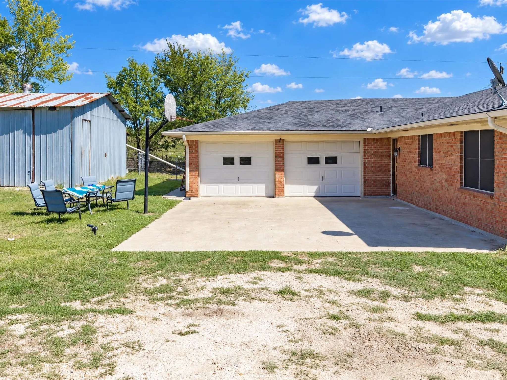 Single Family Residence For Sale in Ellis County , 211 Whitehouse Road, Ennis, Texas 75119, 3 Bedroom, 2 Bathroom, 2 Garage spaces, 2,088 Sqft, built in 1978, mls#21408888, Real Estate Agent in Ennis, Homes For Sale in Ellis county, Homes For Sale in Ennis, Realtor in Ennis Texas, Real Estate Brokerage Independent Realty Texas, Luminita Cordes Realtor