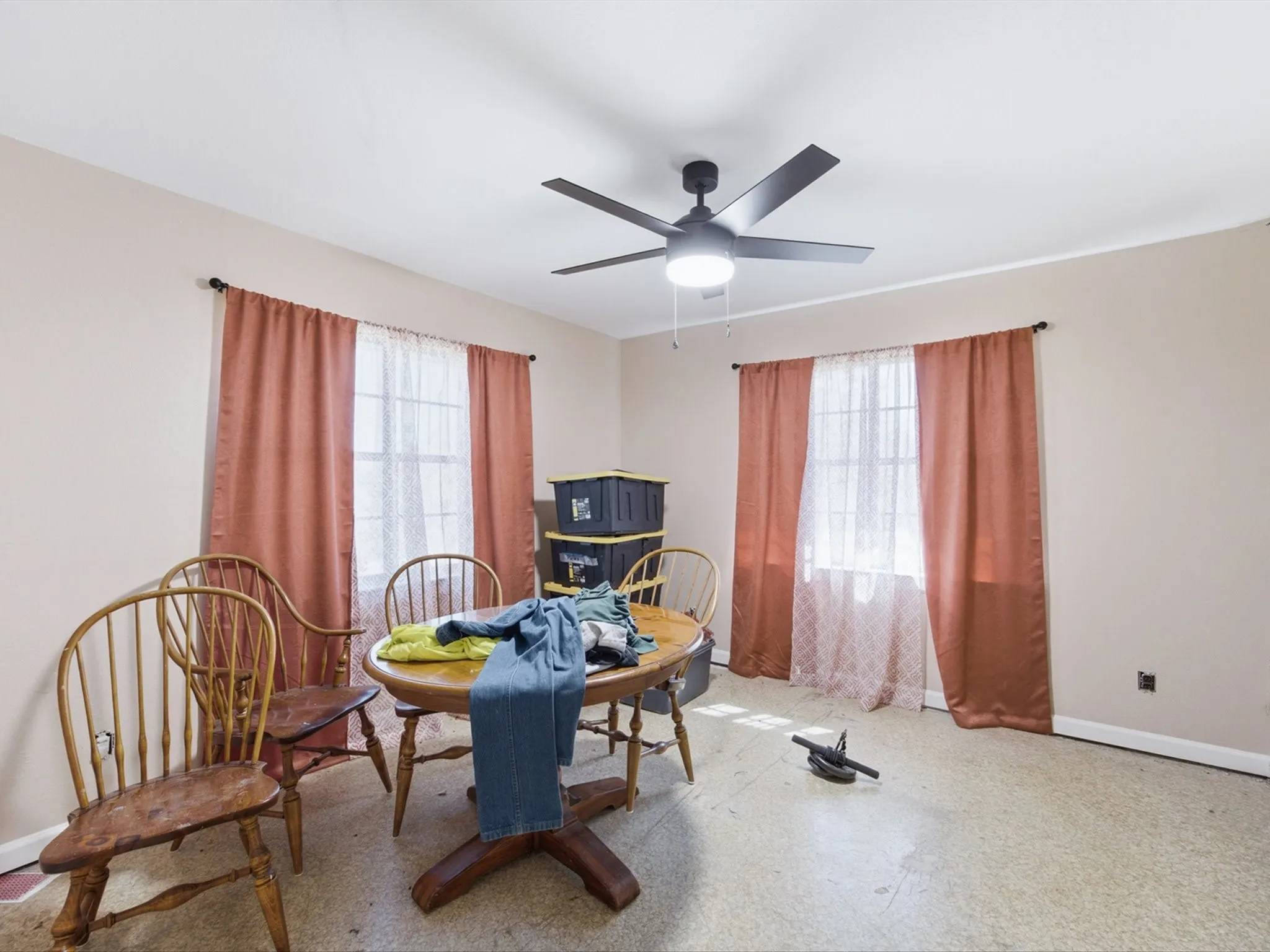Single Family Residence For Sale in Ellis County , 211 Whitehouse Road, Ennis, Texas 75119, 3 Bedroom, 2 Bathroom, 2 Garage spaces, 2,088 Sqft, built in 1978, mls#21408888, Real Estate Agent in Ennis, Homes For Sale in Ellis county, Homes For Sale in Ennis, Realtor in Ennis Texas, Real Estate Brokerage Independent Realty Texas, Luminita Cordes Realtor