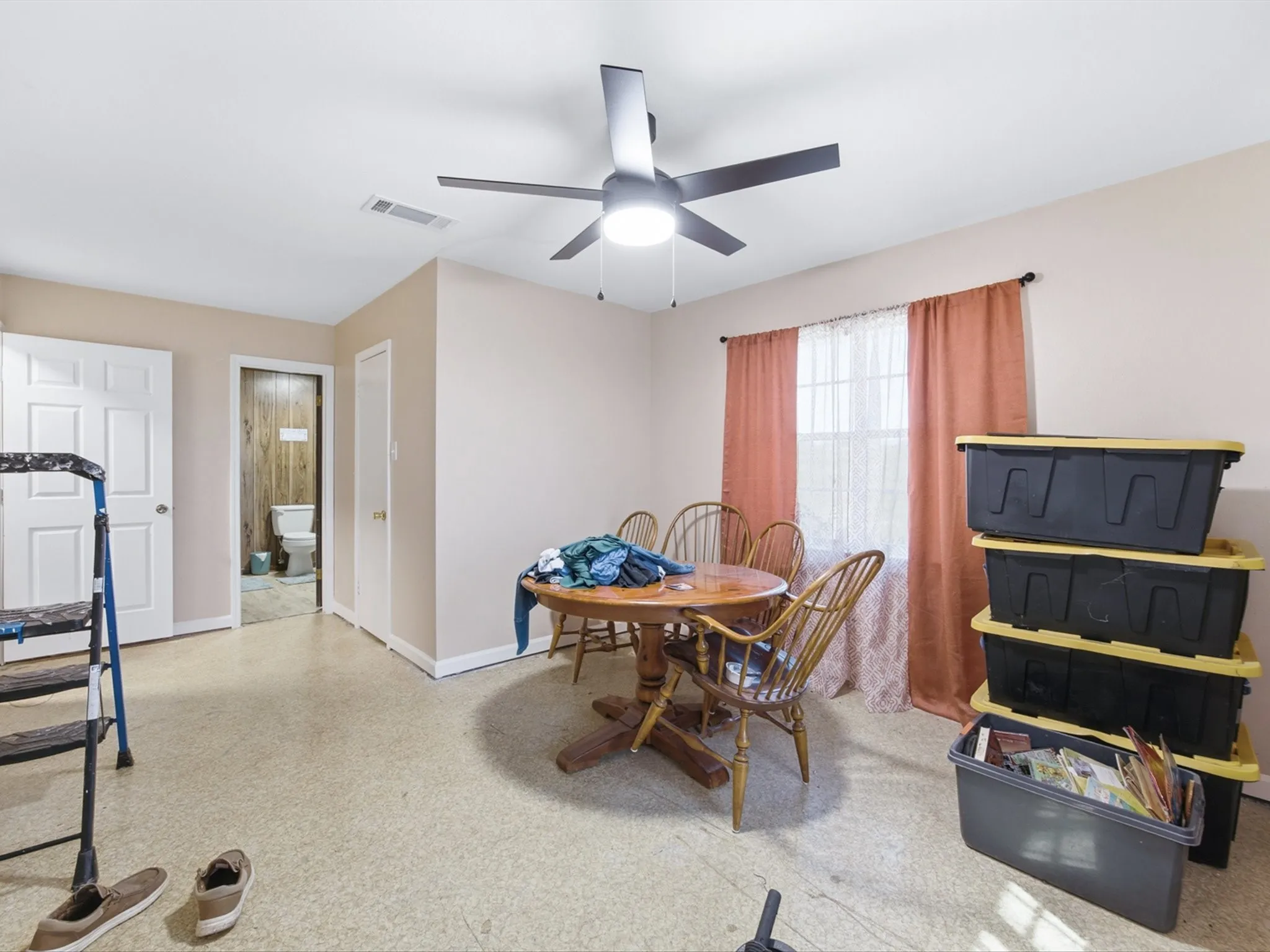Single Family Residence For Sale in Ellis County , 211 Whitehouse Road, Ennis, Texas 75119, 3 Bedroom, 2 Bathroom, 2 Garage spaces, 2,088 Sqft, built in 1978, mls#21408888, Real Estate Agent in Ennis, Homes For Sale in Ellis county, Homes For Sale in Ennis, Realtor in Ennis Texas, Real Estate Brokerage Independent Realty Texas, Luminita Cordes Realtor