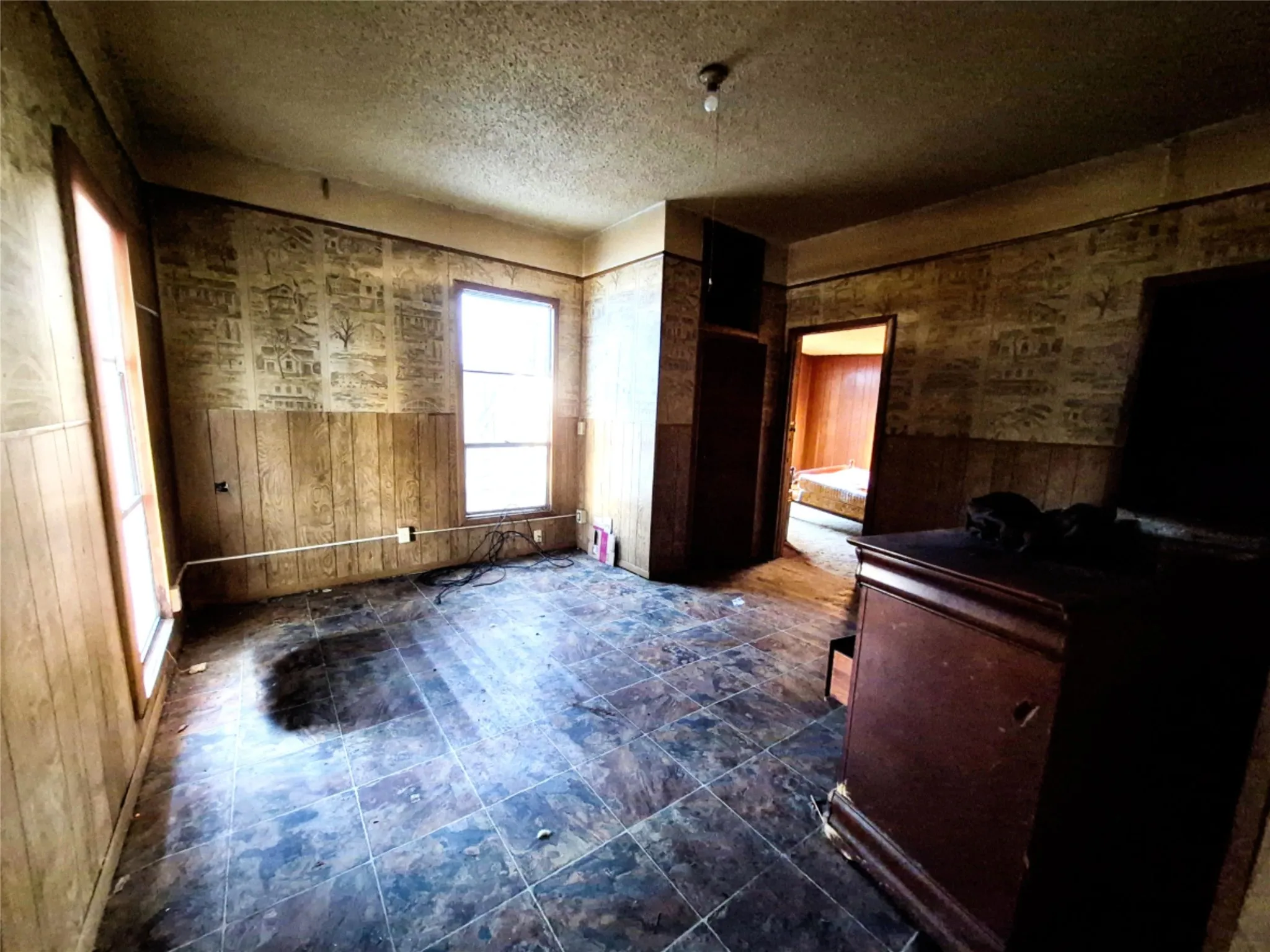 Single Family Residence For Sale in Grayson County , 307 W Spruce Street, Whitewright, Texas 75491, 2 Bedroom, 1 Bathroom, Garage spaces, 1,233 Sqft, built in 1910, mls#21407200, Real Estate Agent in Whitewright, Homes For Sale in Grayson county, Homes For Sale in Whitewright, Realtor in Whitewright Texas, Real Estate Brokerage Independent Realty Texas, Luminita Cordes Realtor
