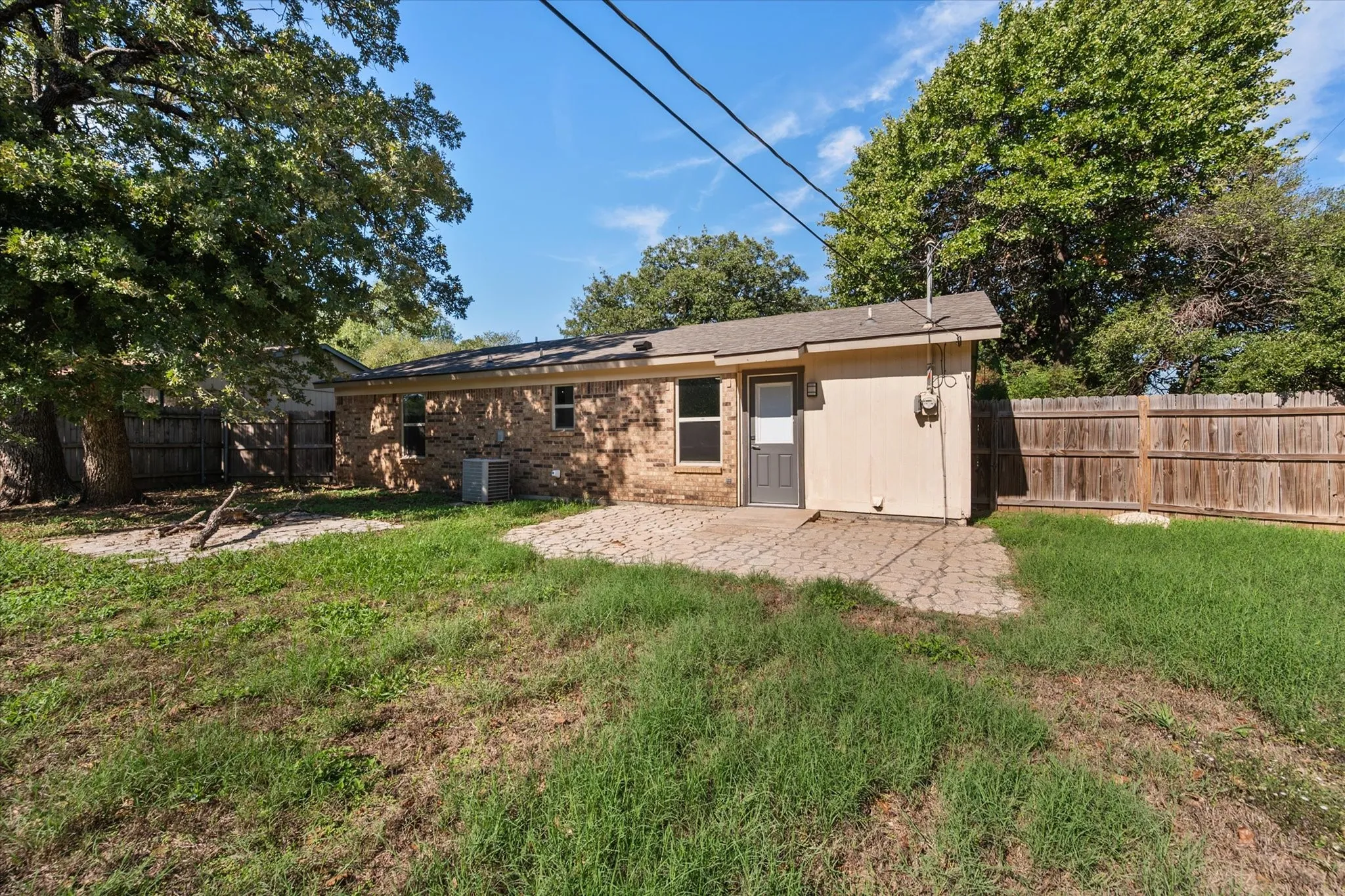Single Family Residence For Sale in Tarrant County , 5701 Guildwood Drive, Arlington, Texas 76017, 3 Bedroom, 1 Bathroom, 1 Garage spaces, 1,068 Sqft, built in 1983, mls#21408314, Real Estate Agent in Arlington, Homes For Sale in Tarrant county, Homes For Sale in Arlington, Realtor in Arlington Texas, Real Estate Brokerage Independent Realty Texas, Luminita Cordes Realtor