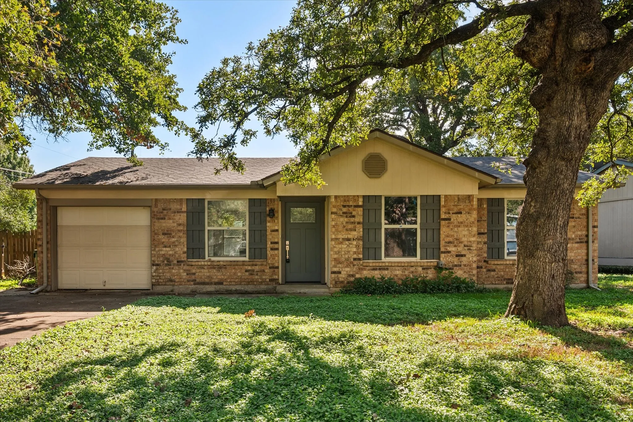 Single Family Residence For Sale in Tarrant County , 5701 Guildwood Drive, Arlington, Texas 76017, 3 Bedroom, 1 Bathroom, 1 Garage spaces, 1,068 Sqft, built in 1983, mls#21408314, Real Estate Agent in Arlington, Homes For Sale in Tarrant county, Homes For Sale in Arlington, Realtor in Arlington Texas, Real Estate Brokerage Independent Realty Texas, Luminita Cordes Realtor
