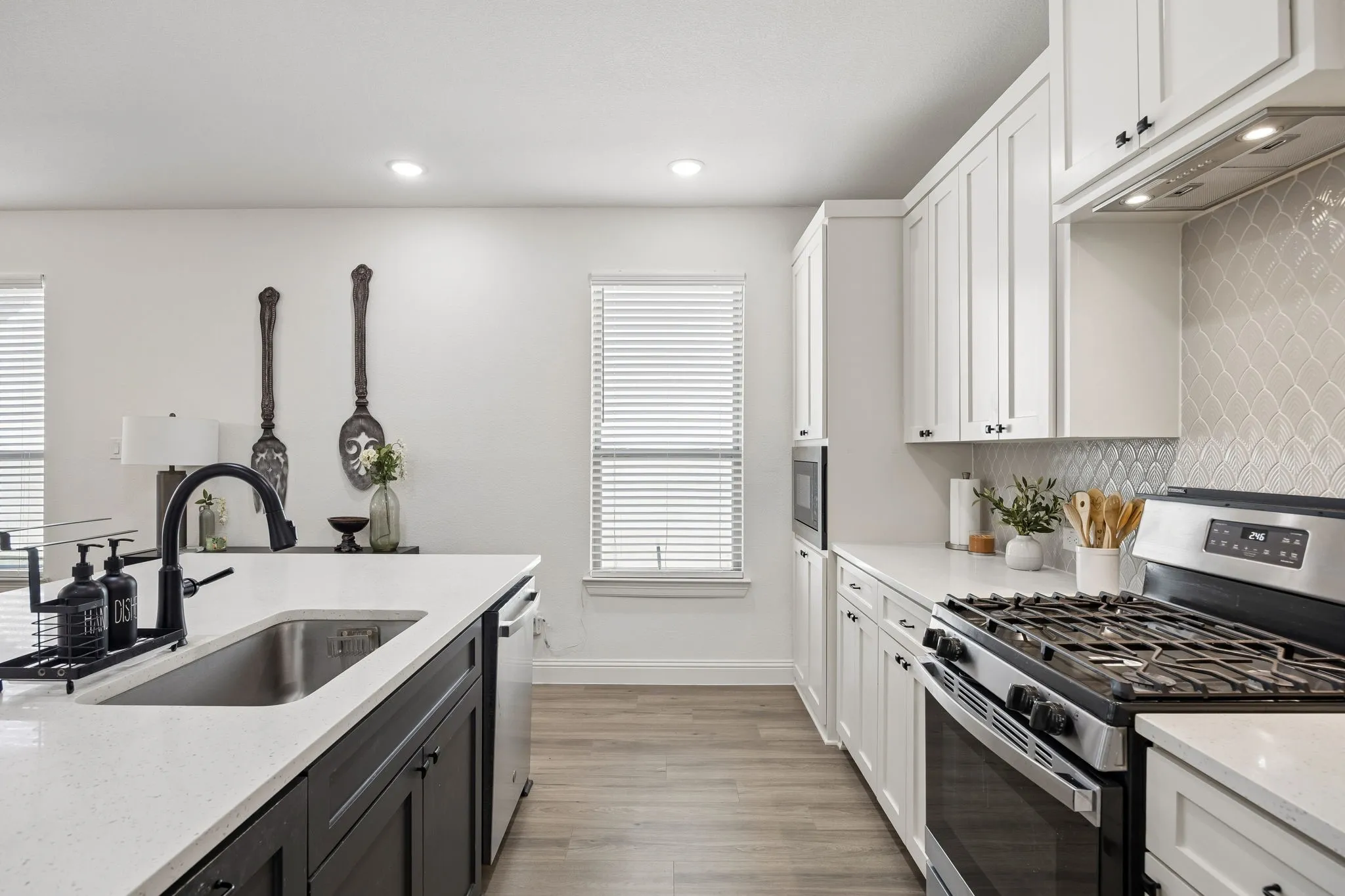 Single Family Residence For Sale in Tarrant County , 9036 Lakeside Drive, Fort Worth, Texas 76179, 4 Bedroom, 3 Bathroom, 2 Garage spaces, 2,279 Sqft, built in 2022, mls#21408971, Real Estate Agent in Fort Worth, Homes For Sale in Tarrant county, Homes For Sale in Fort Worth, Realtor in Fort Worth Texas, Real Estate Brokerage Independent Realty Texas, Luminita Cordes Realtor