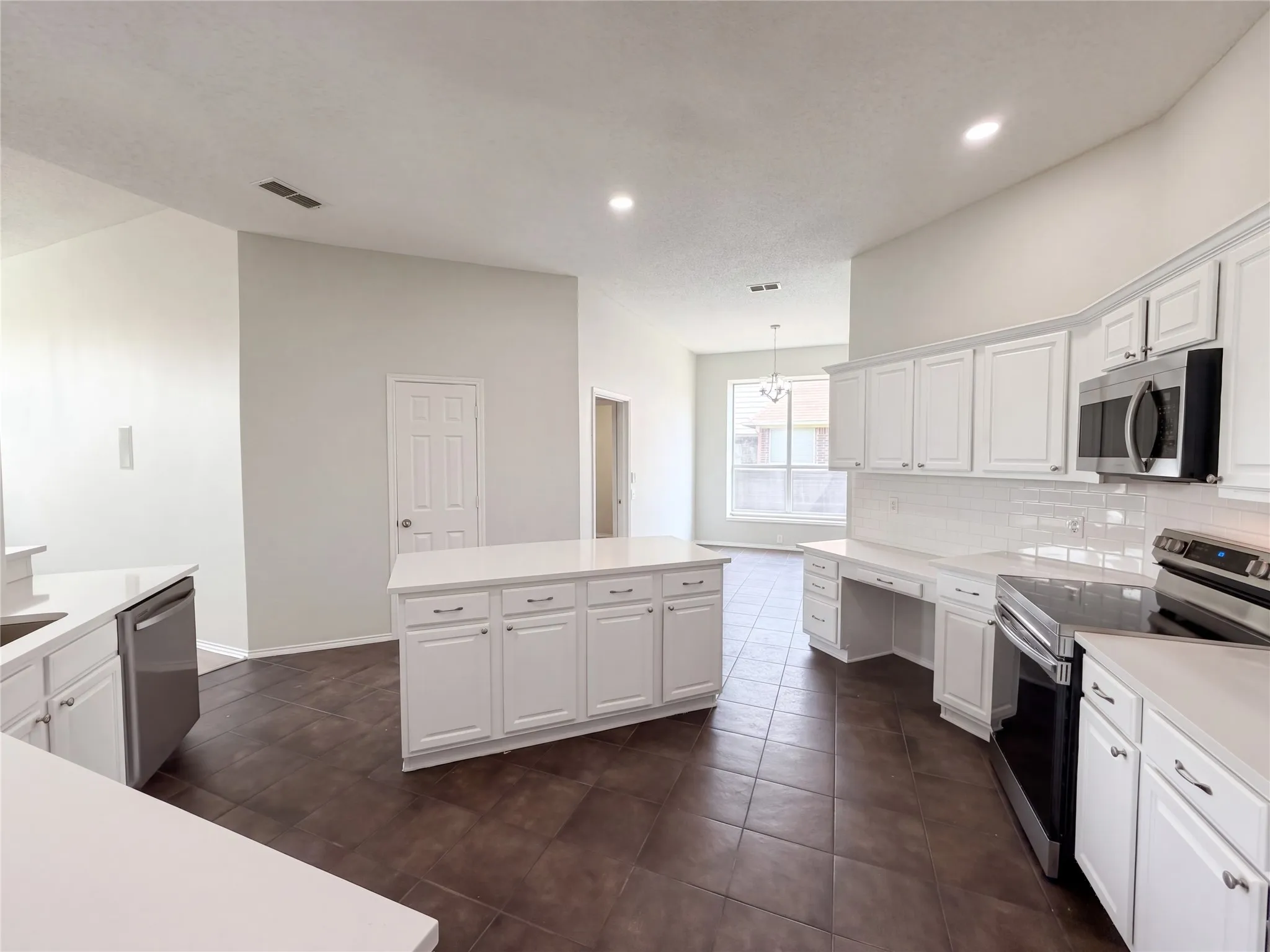 Single Family Residence For Sale in Tarrant County , 401 Pin Oak Trail, Keller, Texas 76248, 4 Bedroom, 2 Bathroom, 2 Garage spaces, 2,512 Sqft, built in 1996, mls#21407957, Real Estate Agent in Keller, Homes For Sale in Tarrant county, Homes For Sale in Keller, Realtor in Keller Texas, Real Estate Brokerage Independent Realty Texas, Luminita Cordes Realtor