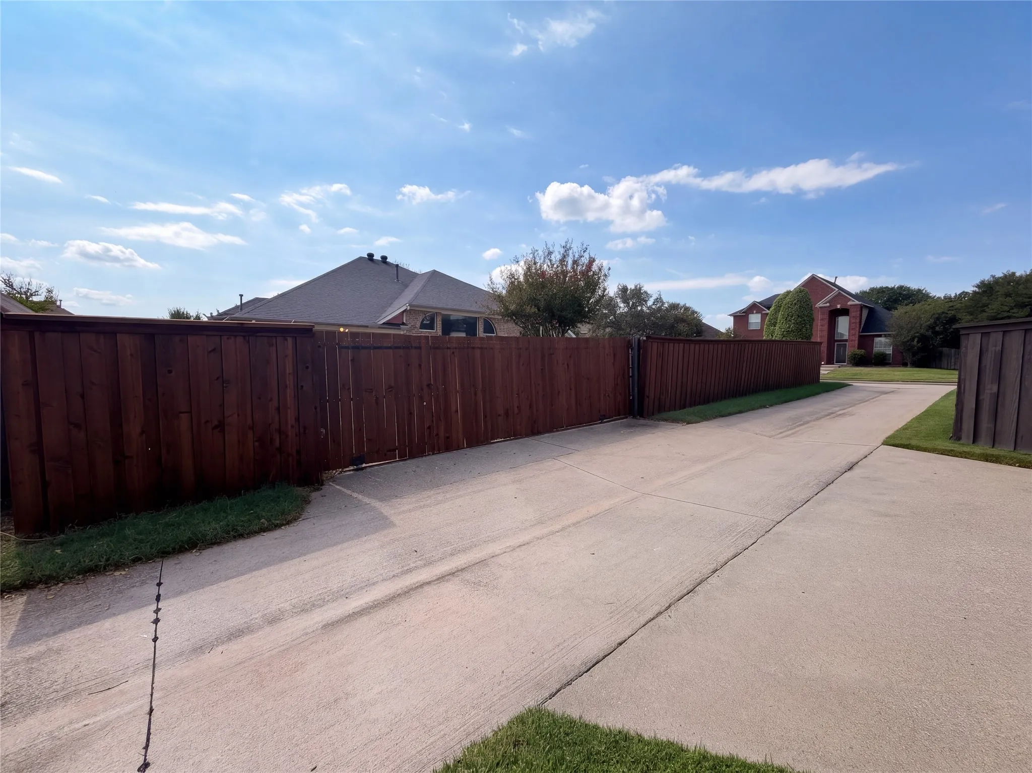 Single Family Residence For Sale in Tarrant County , 401 Pin Oak Trail, Keller, Texas 76248, 4 Bedroom, 2 Bathroom, 2 Garage spaces, 2,512 Sqft, built in 1996, mls#21407957, Real Estate Agent in Keller, Homes For Sale in Tarrant county, Homes For Sale in Keller, Realtor in Keller Texas, Real Estate Brokerage Independent Realty Texas, Luminita Cordes Realtor