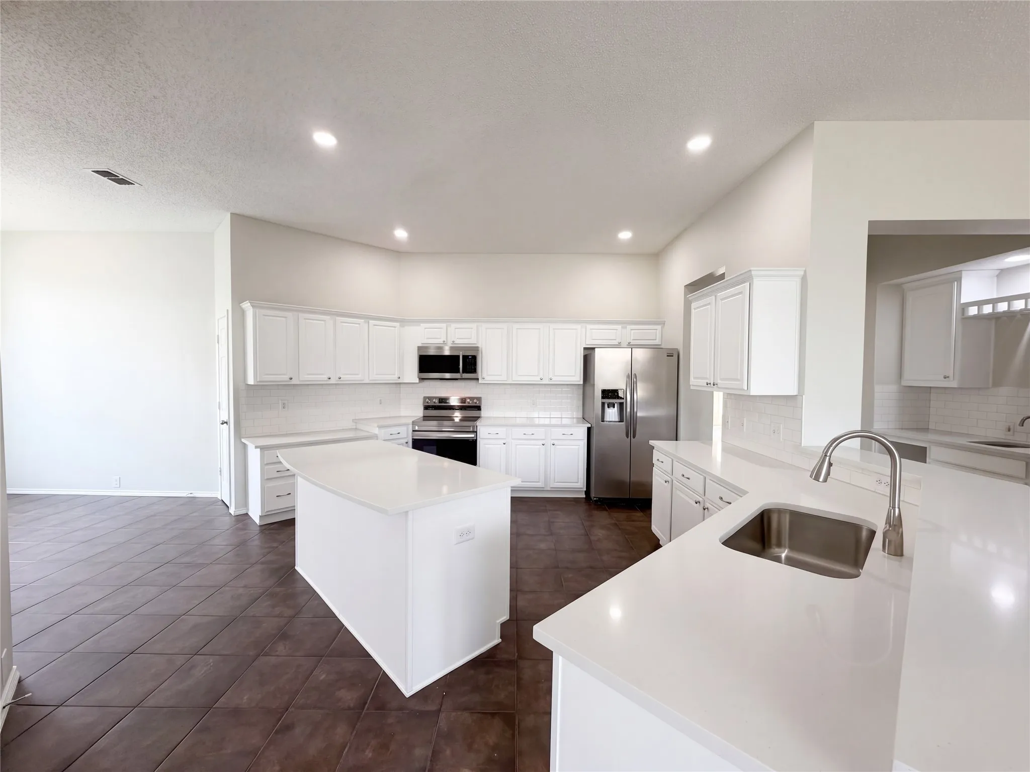 Single Family Residence For Sale in Tarrant County , 401 Pin Oak Trail, Keller, Texas 76248, 4 Bedroom, 2 Bathroom, 2 Garage spaces, 2,512 Sqft, built in 1996, mls#21407957, Real Estate Agent in Keller, Homes For Sale in Tarrant county, Homes For Sale in Keller, Realtor in Keller Texas, Real Estate Brokerage Independent Realty Texas, Luminita Cordes Realtor